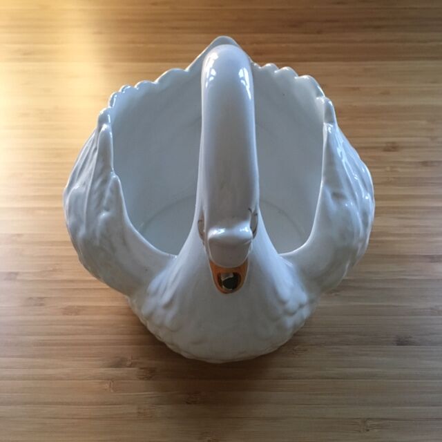 Ceramic swan empty pocket