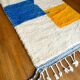 Tapis berbère Béni ouarain blanc à motifs abstraits jaune moutarde et bleu