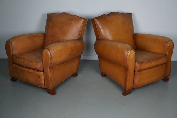 Paire de fauteuils club en cuir à dossier moustache cognac français, années 1950