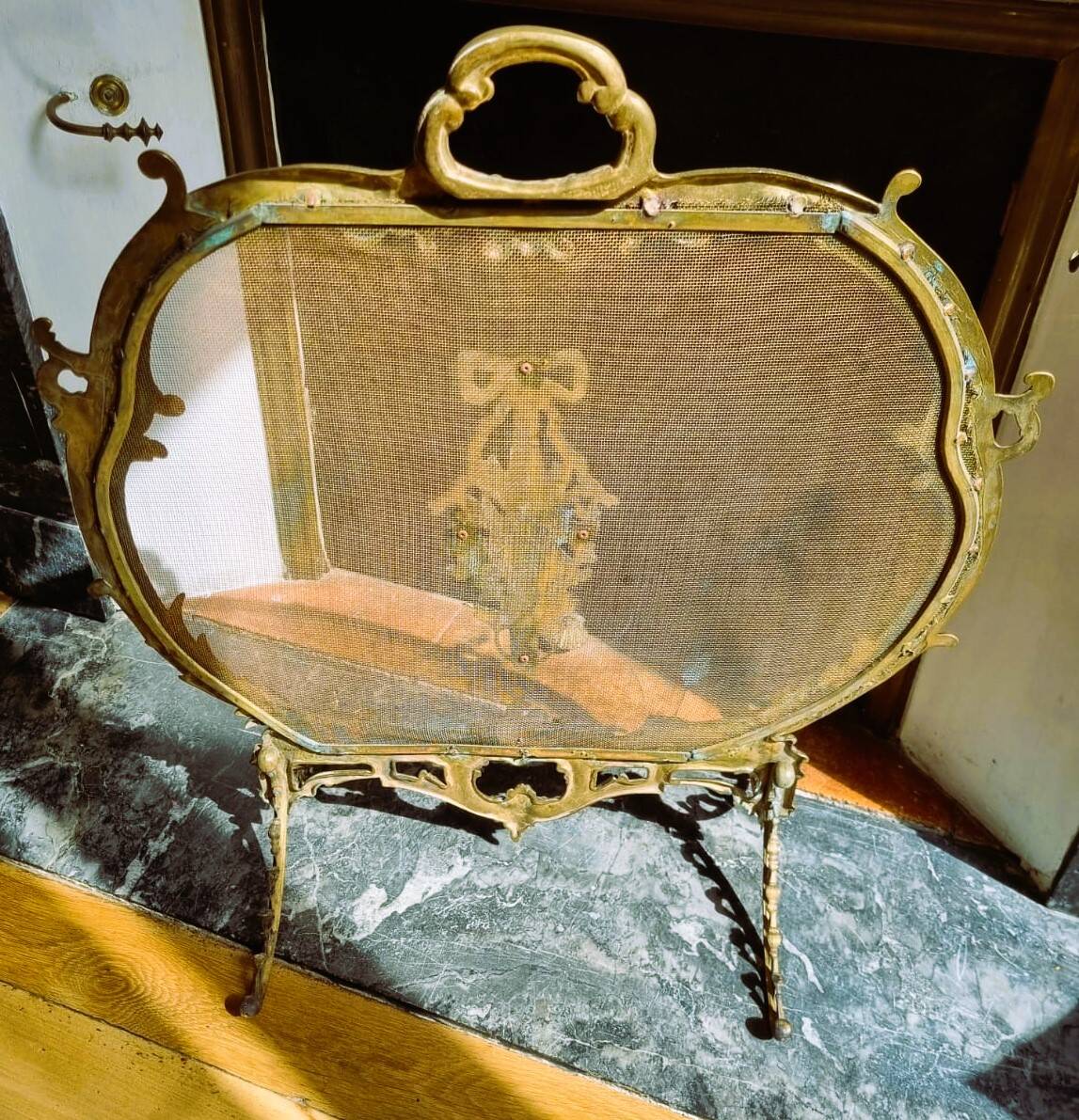 Fire screen, 19th century spark screen in gilded bronze