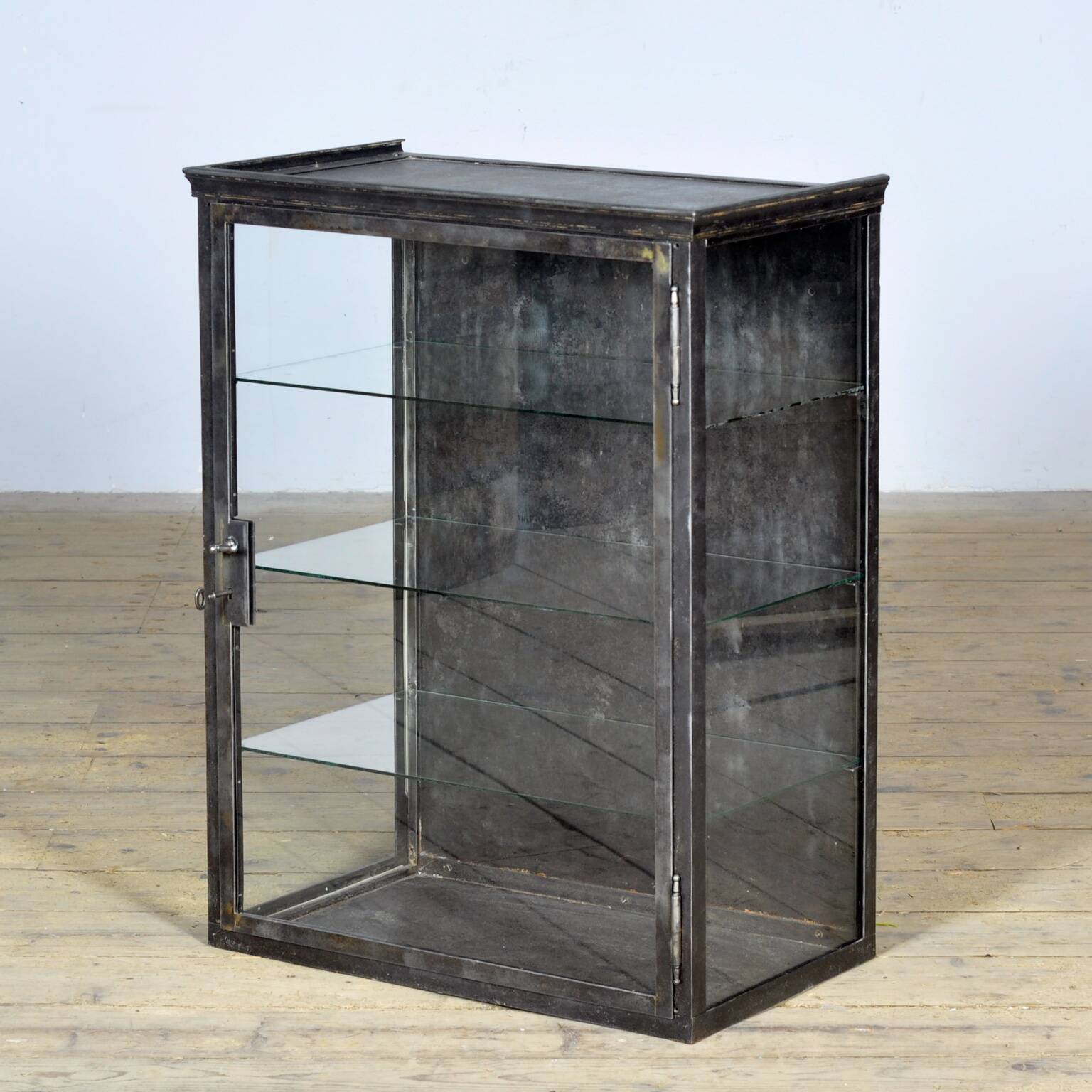 Vitrine en fer, vers 1920
