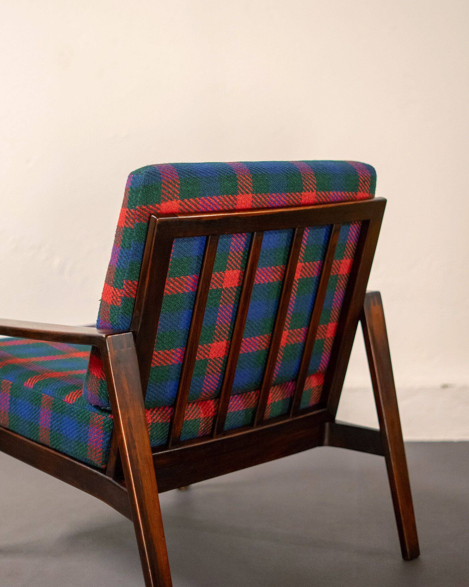Fauteuil Knoll Antimott en noyer et tartan