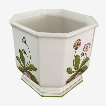 Cache - pot blanc en céramique au décor de fleurs stylisées.