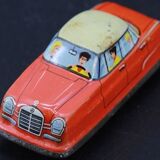 Ancienne voiture en tôle France