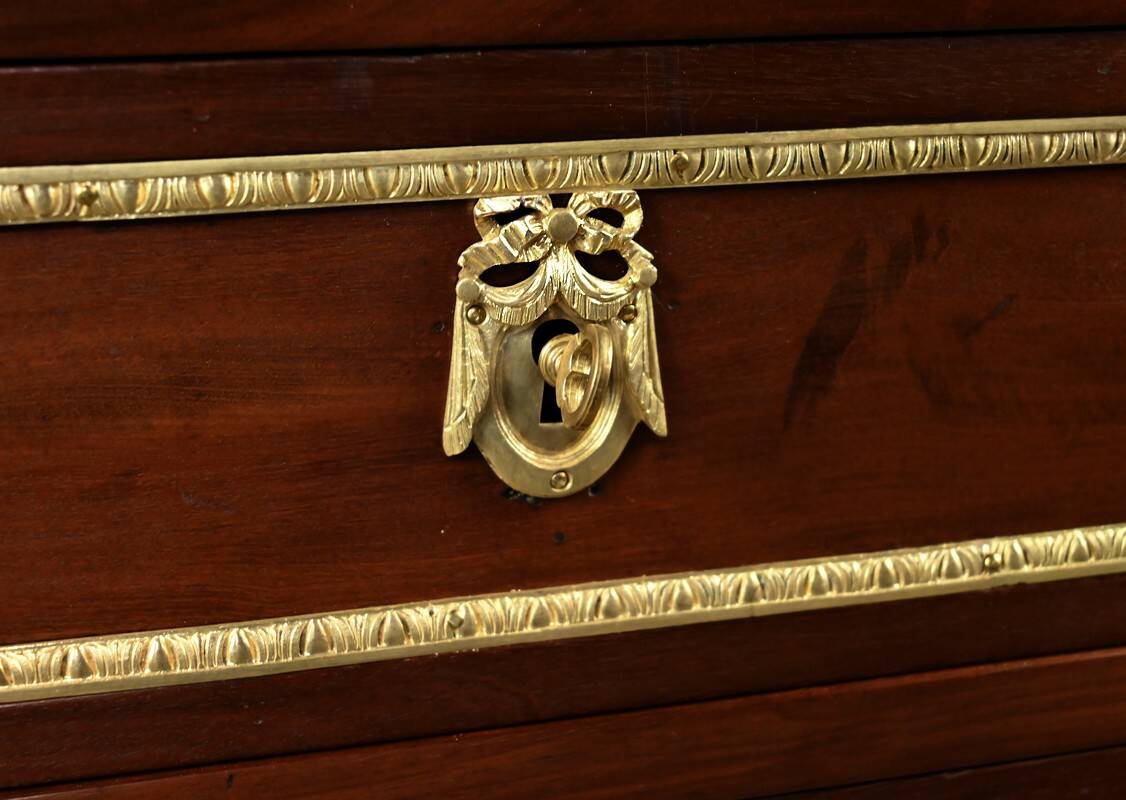 Mahogany veneer chest of drawers, Louis XVI period – Late 18th century