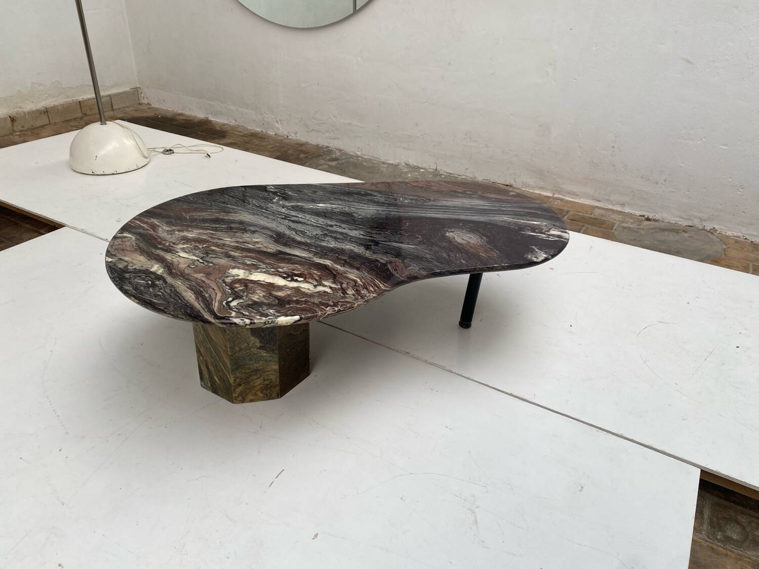 Table basse en marbre de Carrare forme organique