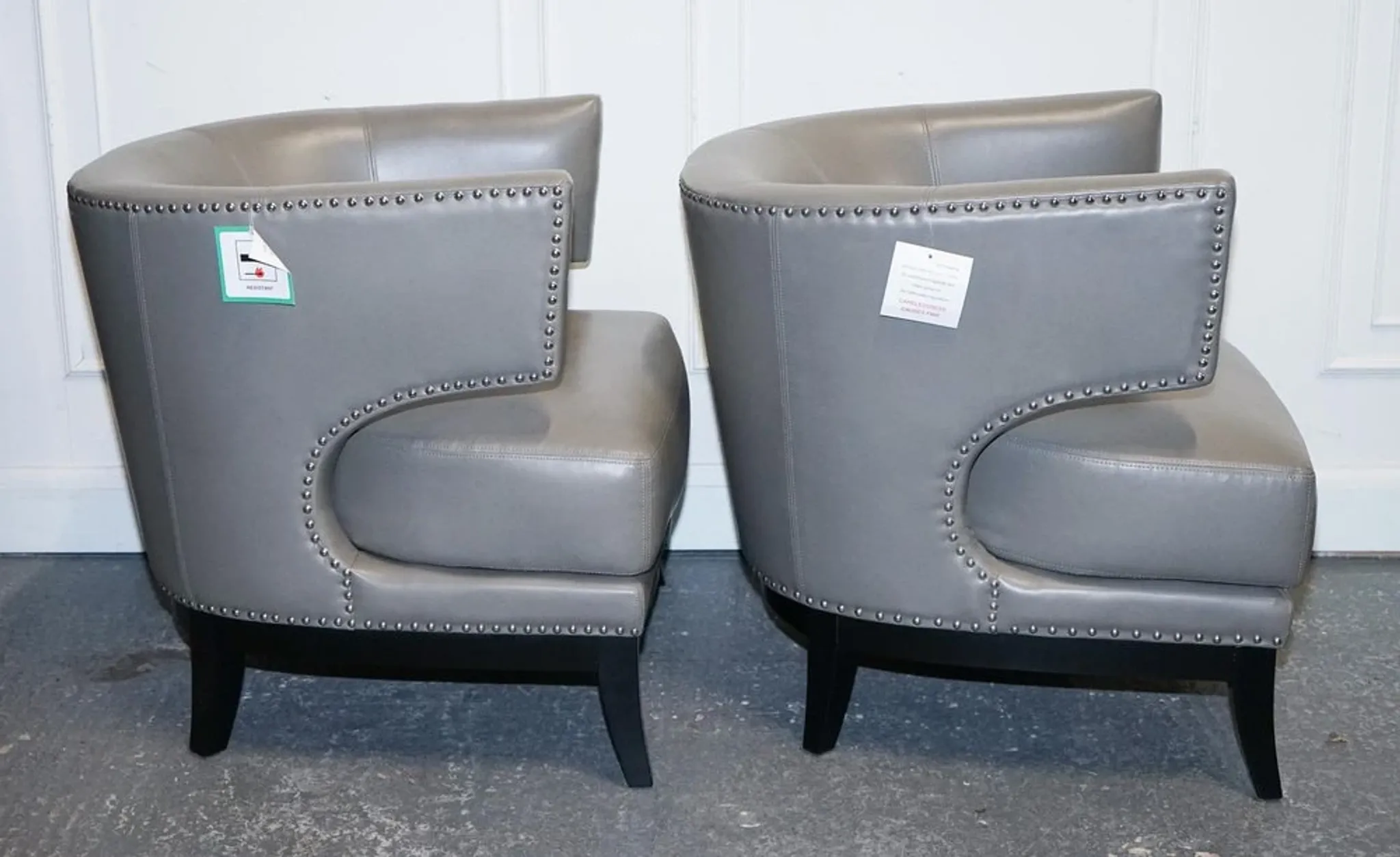 Fauteuils à Dossier Rond en Cuir Gris avec Clous de Coach House, Set de 2