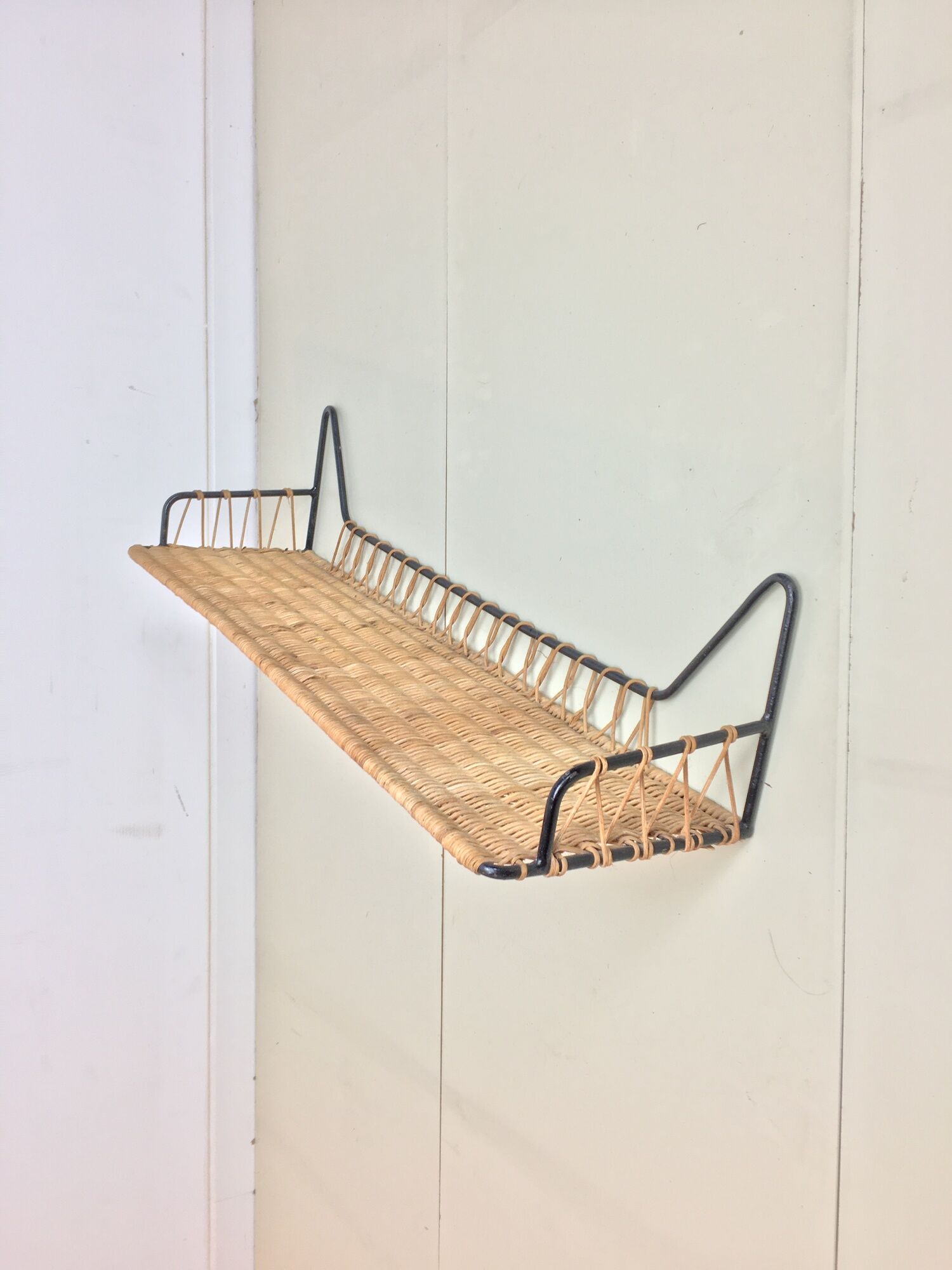 Suite of 2 50s shelves made of metal and rattan
