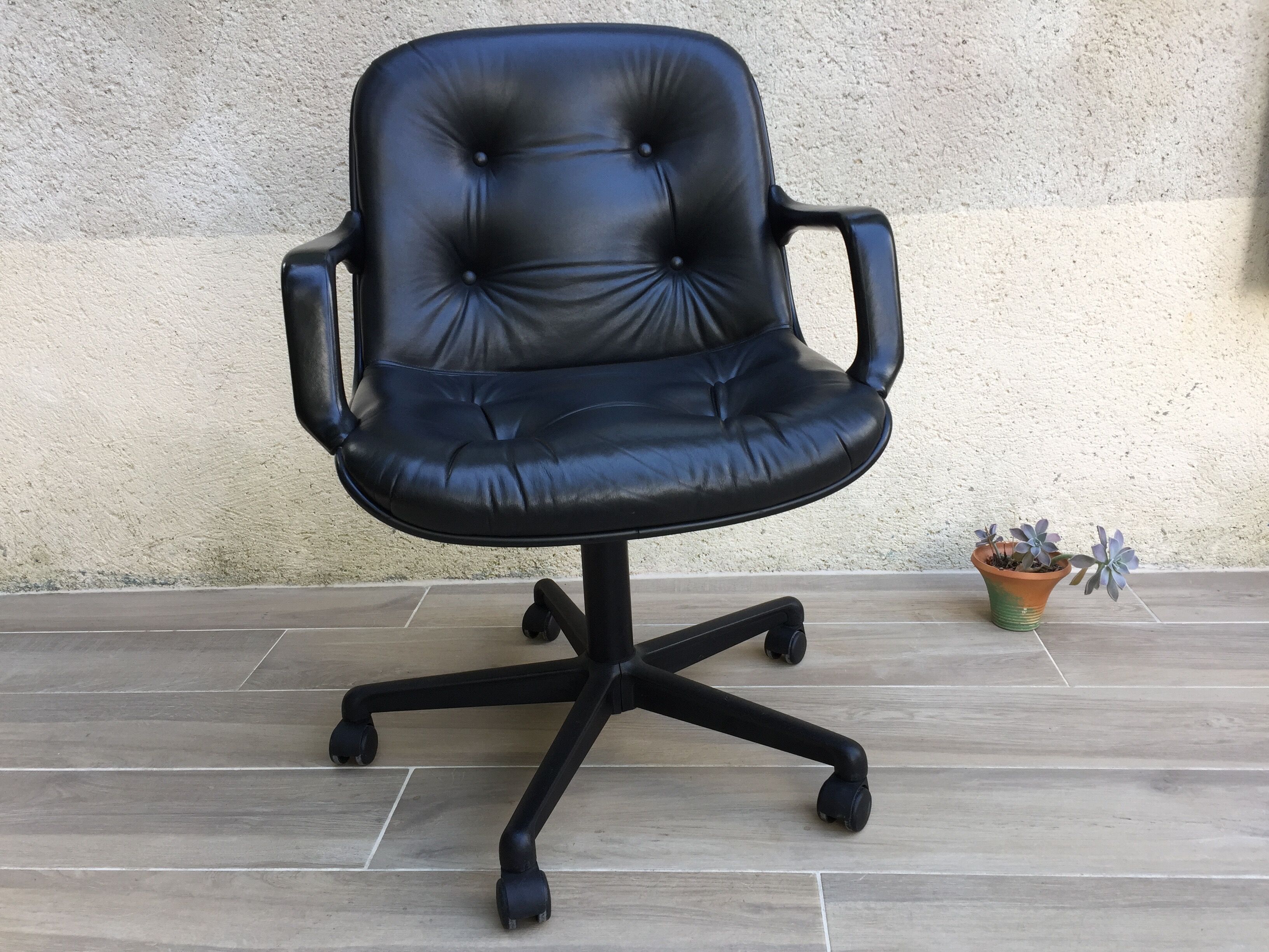 Comforto leather armchair by Mobilier international
