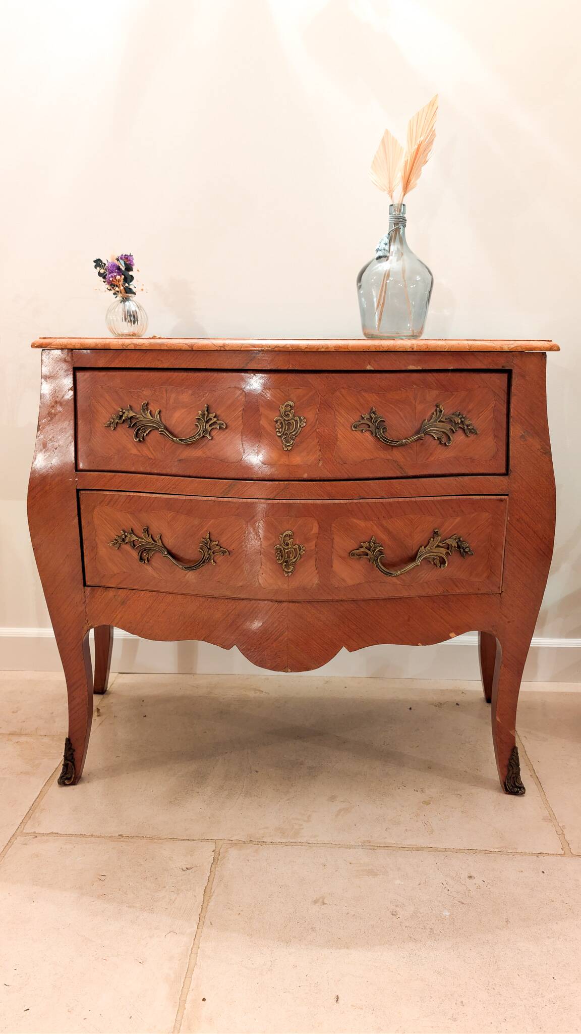 Commode style Louis XV à deux tiroirs avec tablier en marbre rose