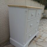 Beautifully crafted English chest of drawers, finished in pearl grey, with a wooden top.
