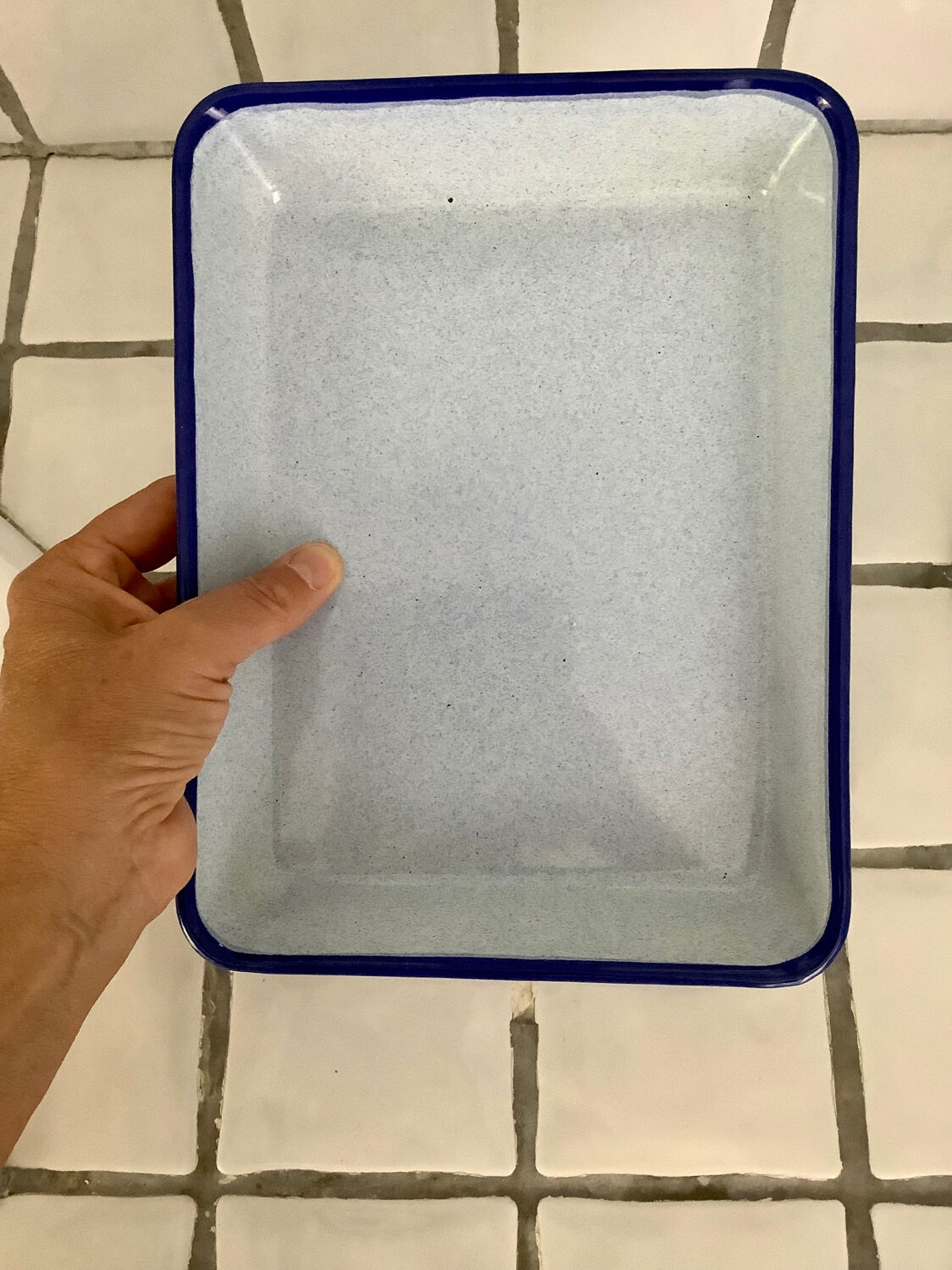 Enamelled sheet metal plate tray