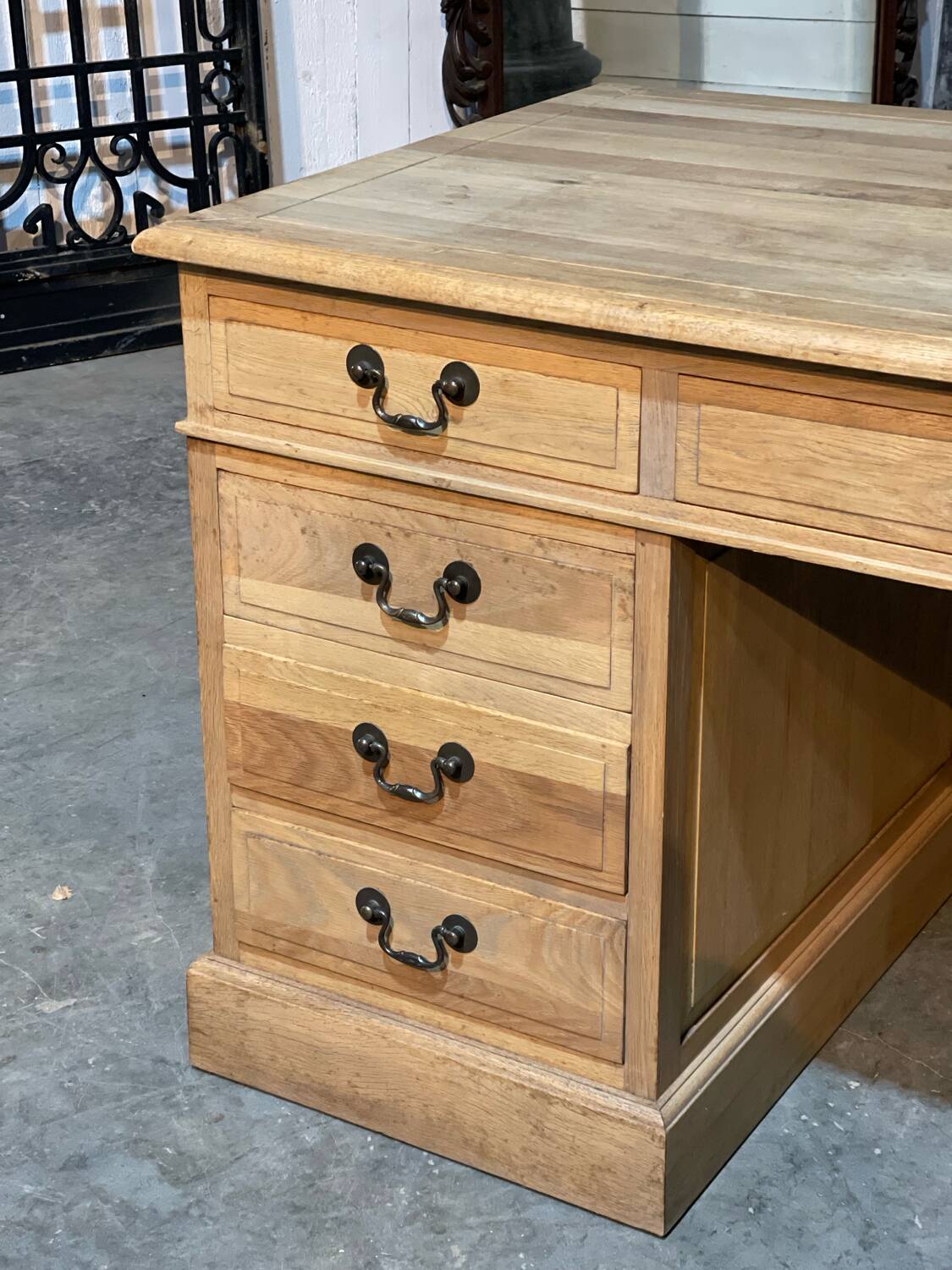 Flat oak desk