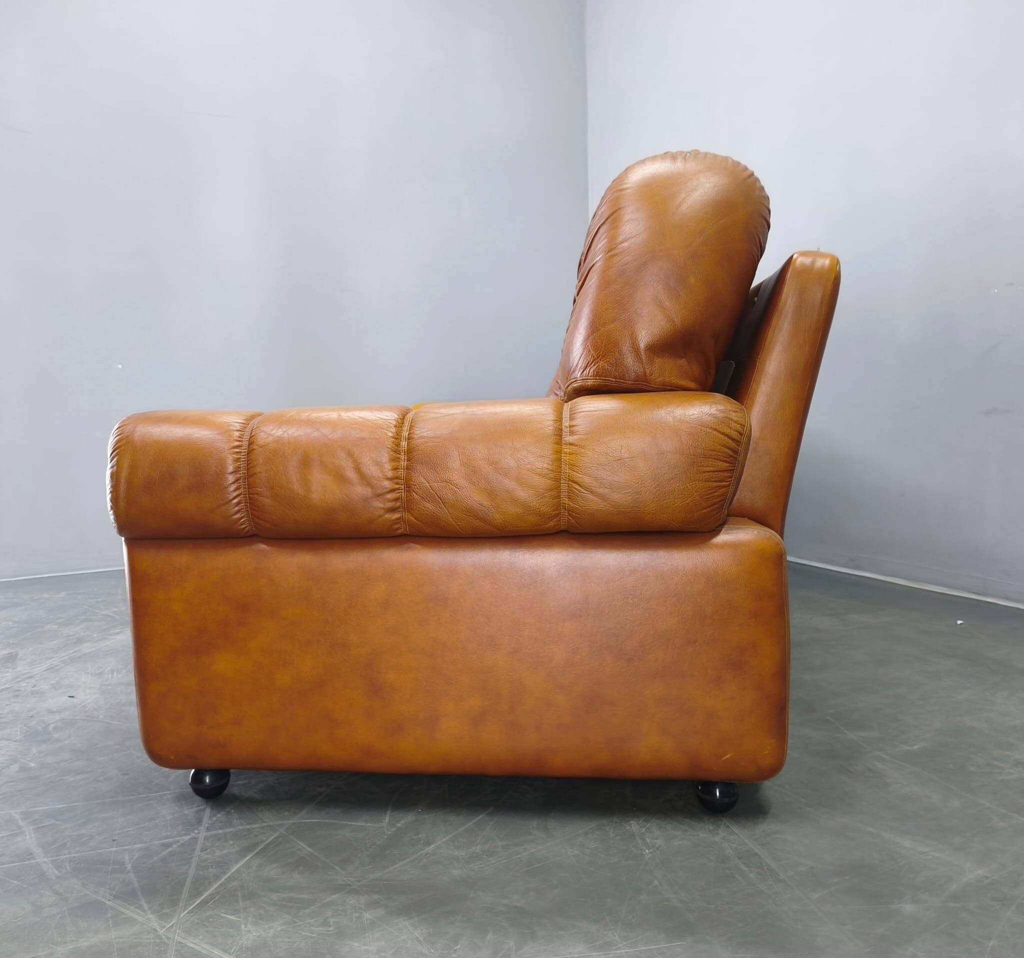 Pair of modern Italian armchairs from the mid-20th century, cognac leather, 1970.