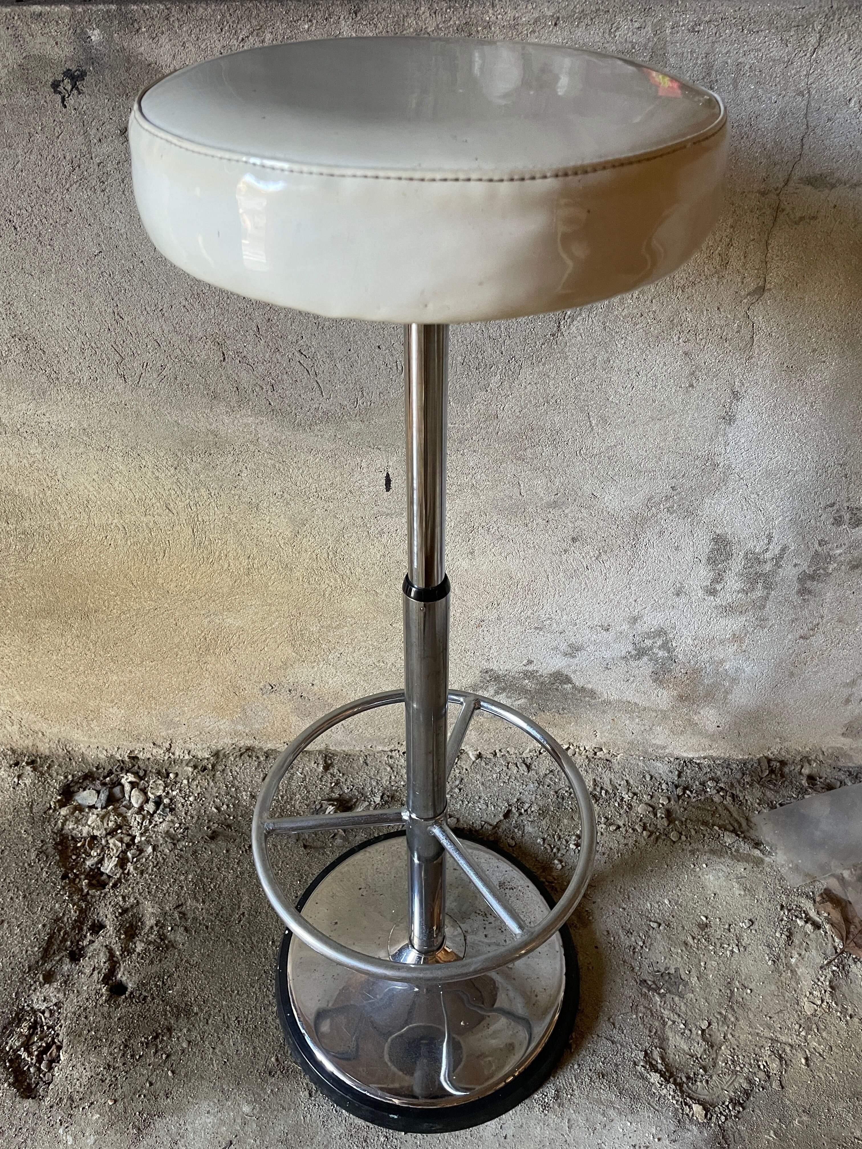 Height adjustable bar stool