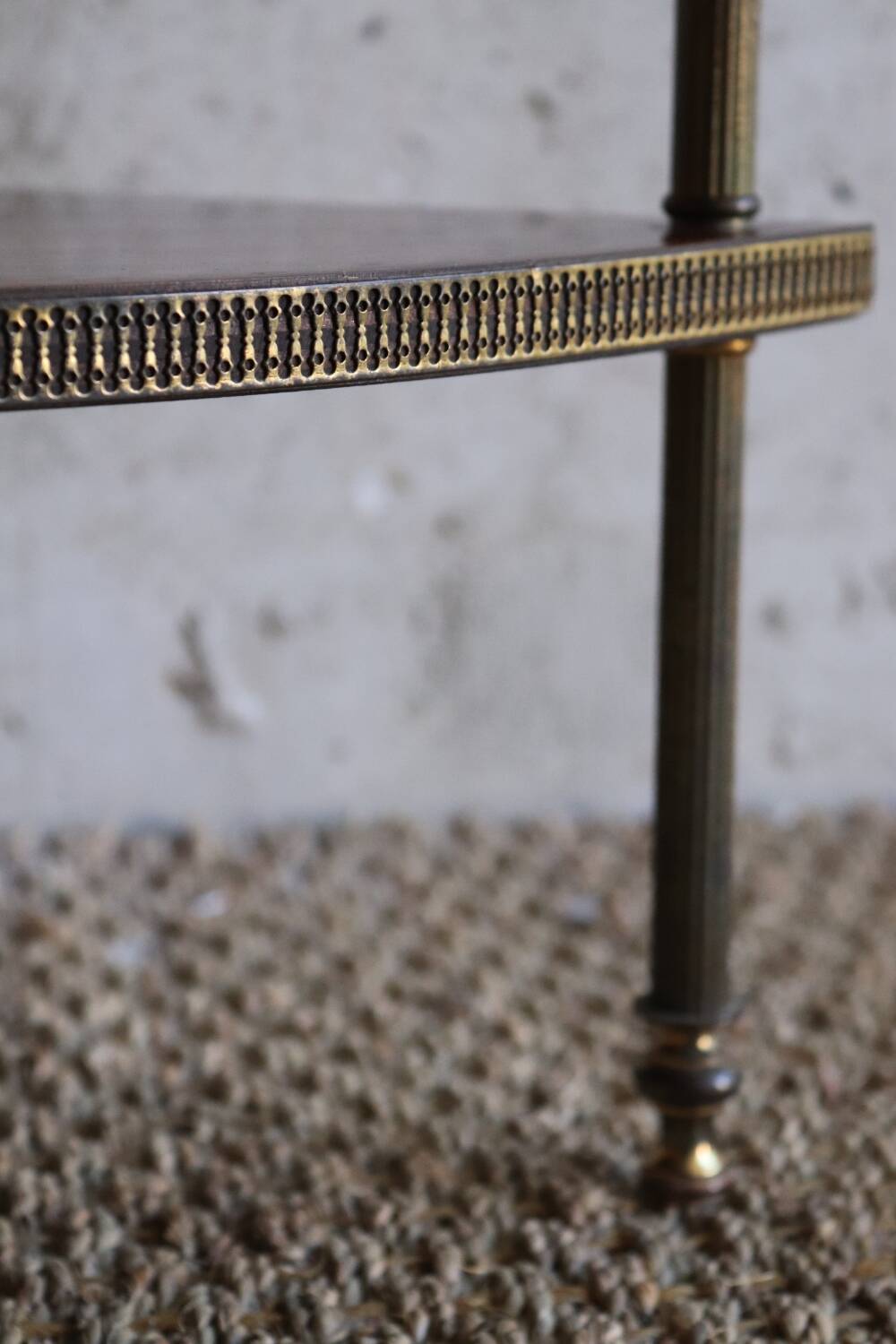 Corner shelf on foot in vintage wood and brass
