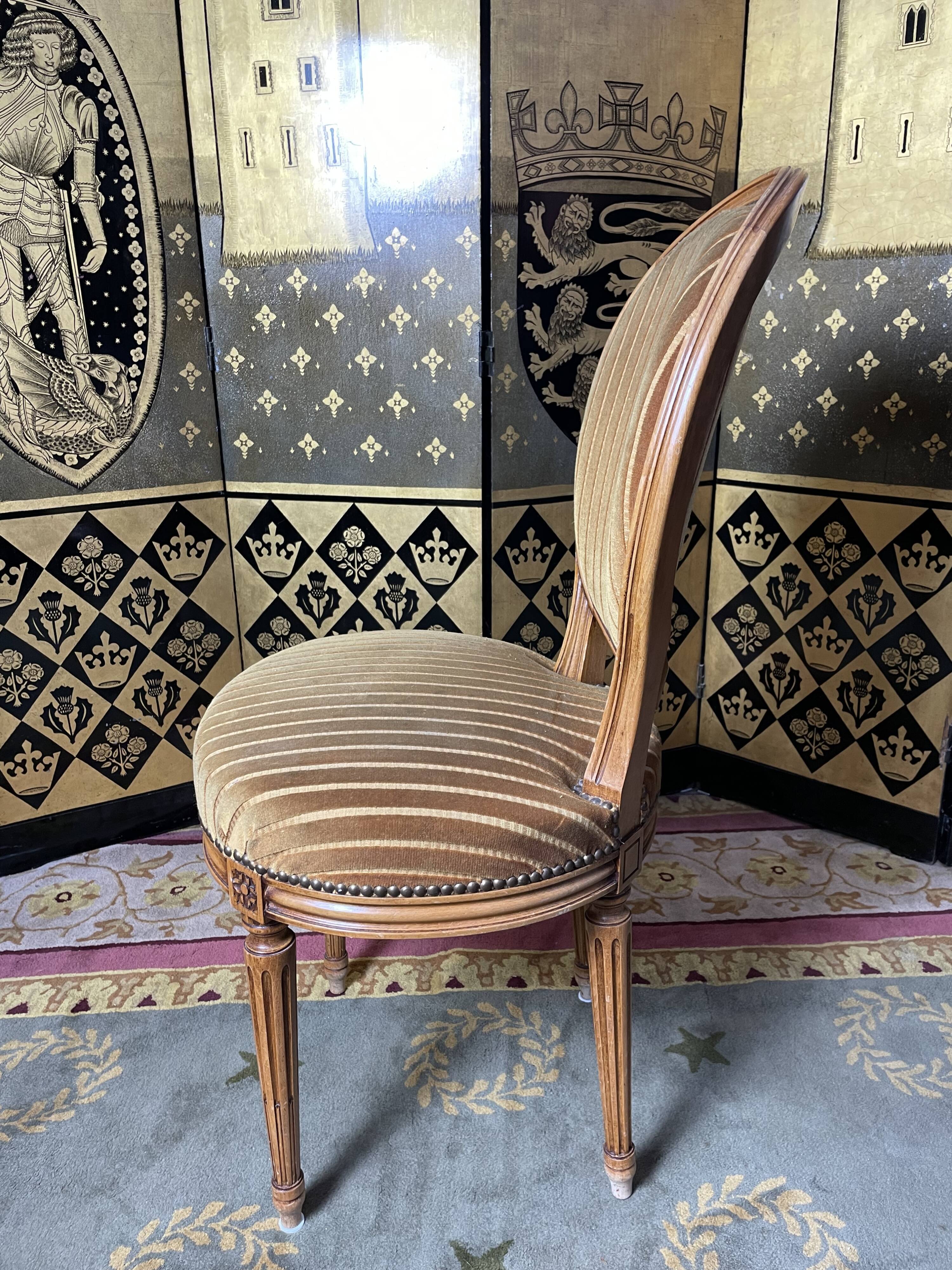 Suite de 4 chaises style Louis XVI médaillon