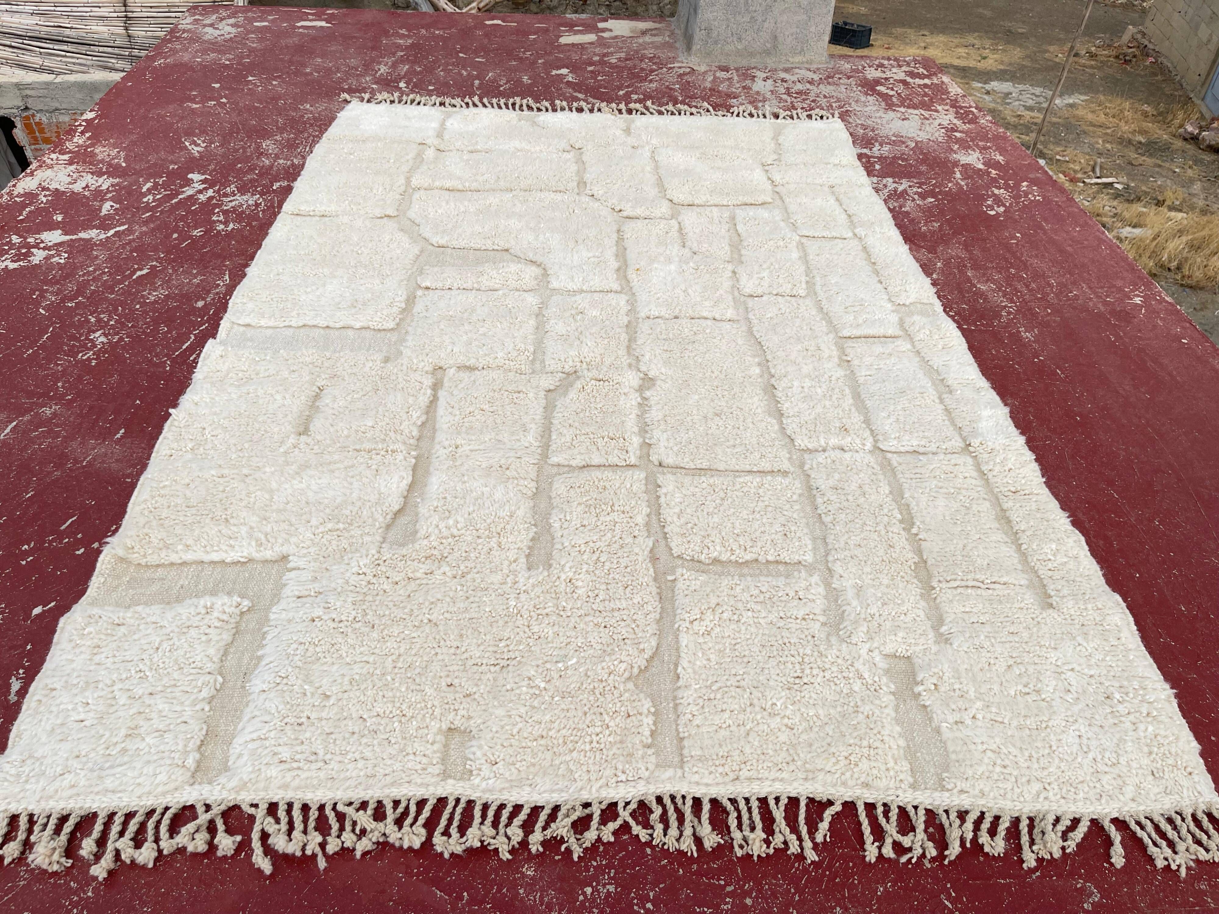 **Moroccan Berber rug in ecru 300x200 cm – raised geometric pattern**