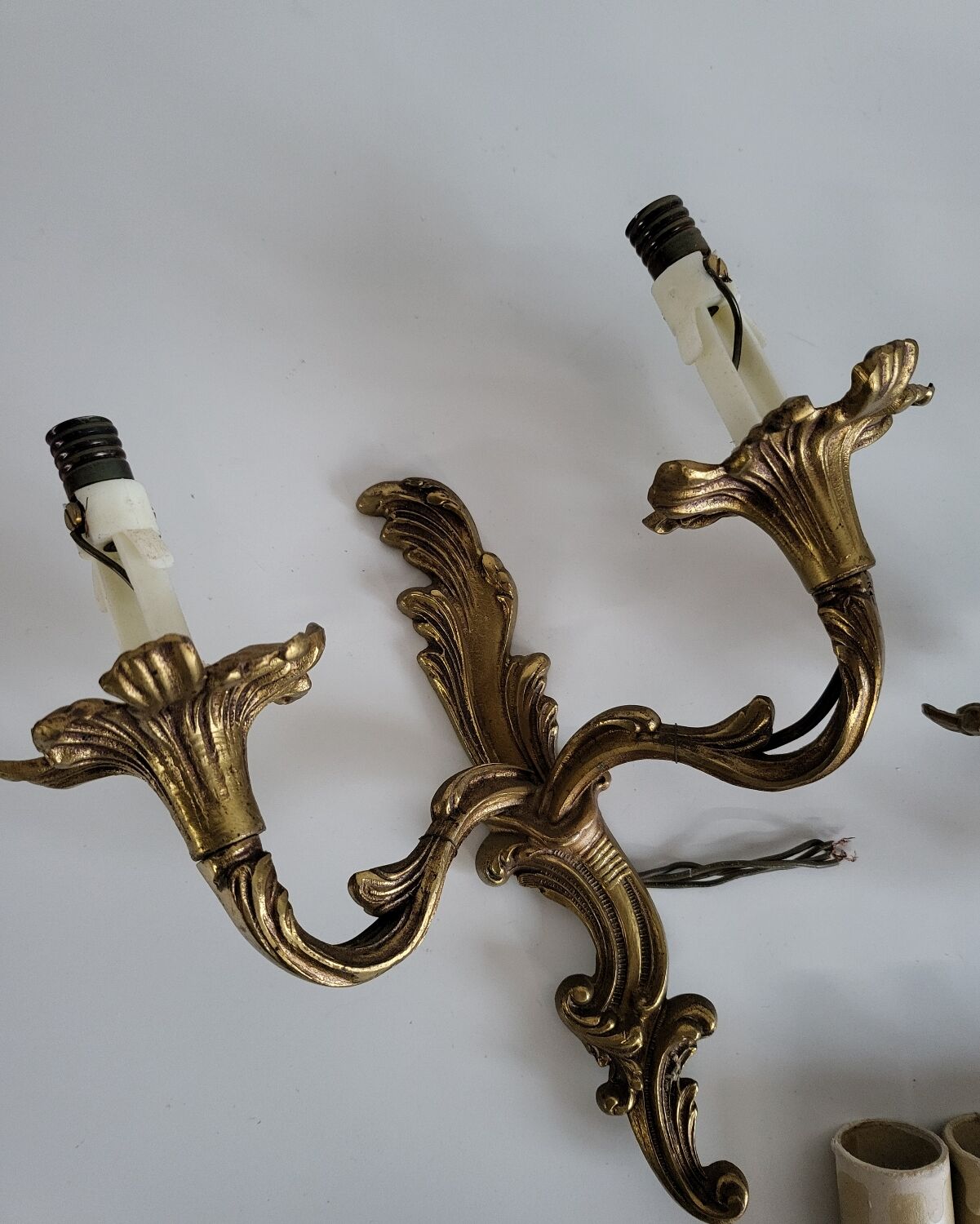 Ancienne paire d'appliques en métal doré style Louis XV - 2 lumières