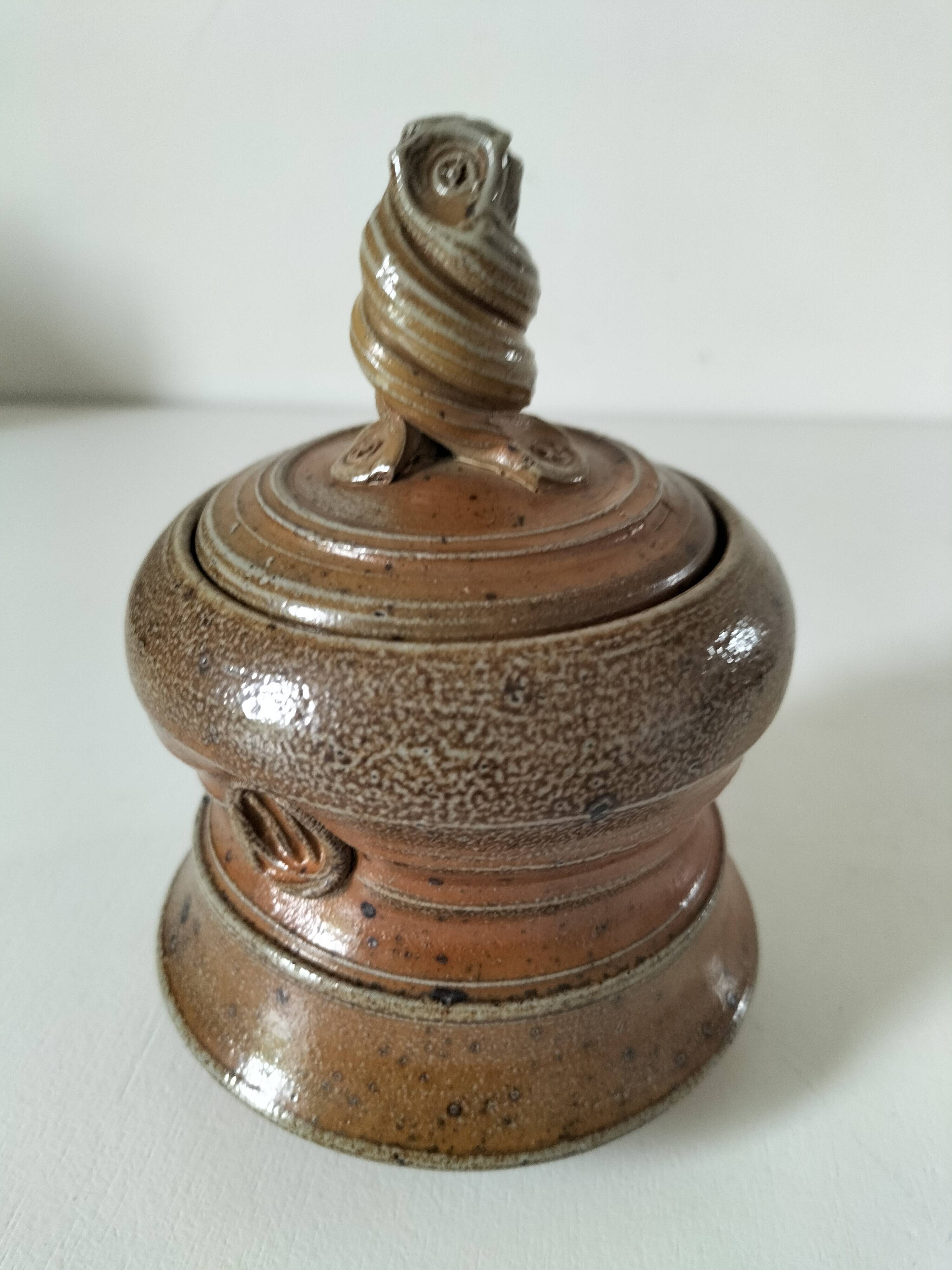 Covered pot in artisanal stoneware with an owl – signed Plume