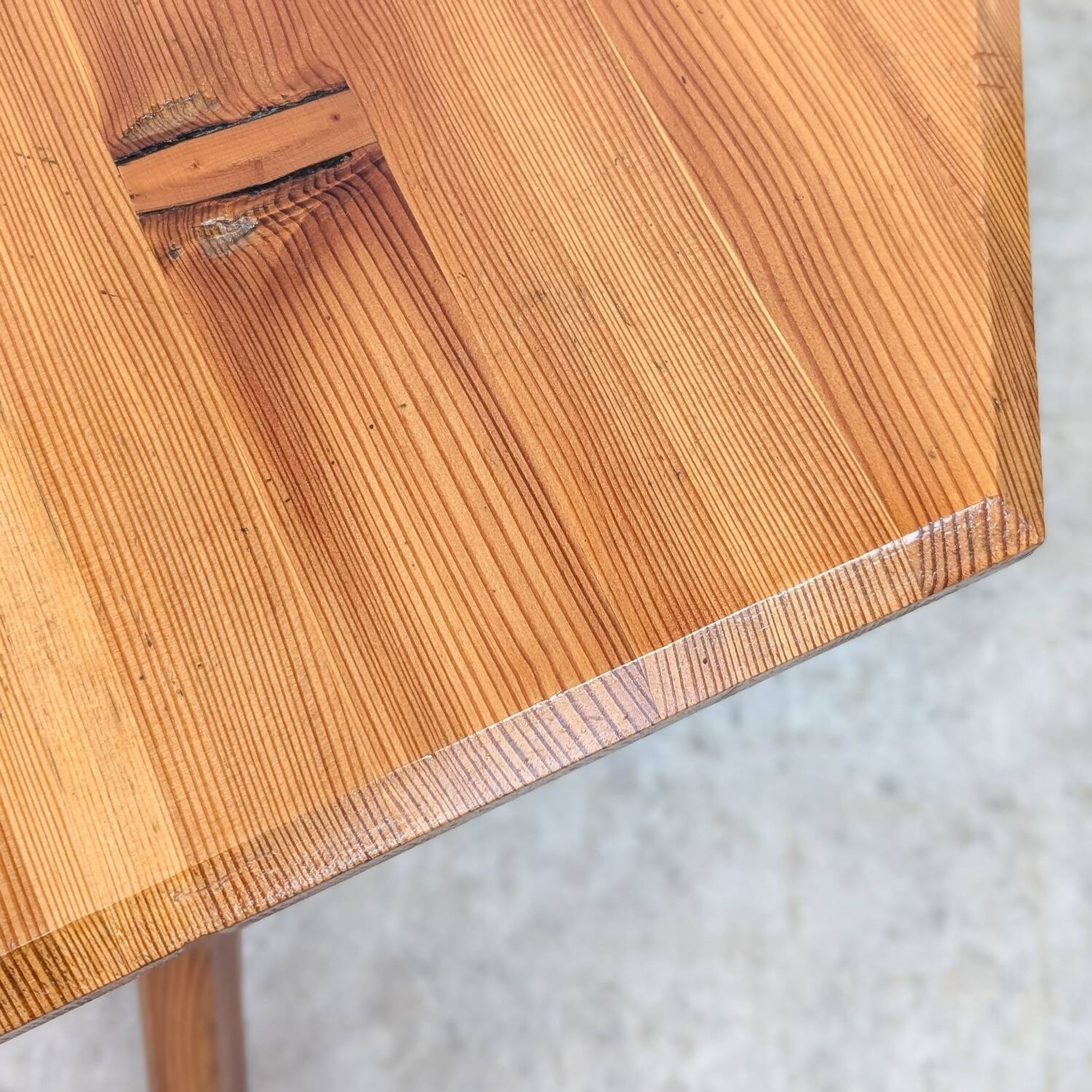 Table d'appoint brutaliste française en pin, années 1970