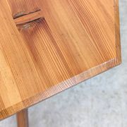 Table d'appoint brutaliste française en pin, années 1970