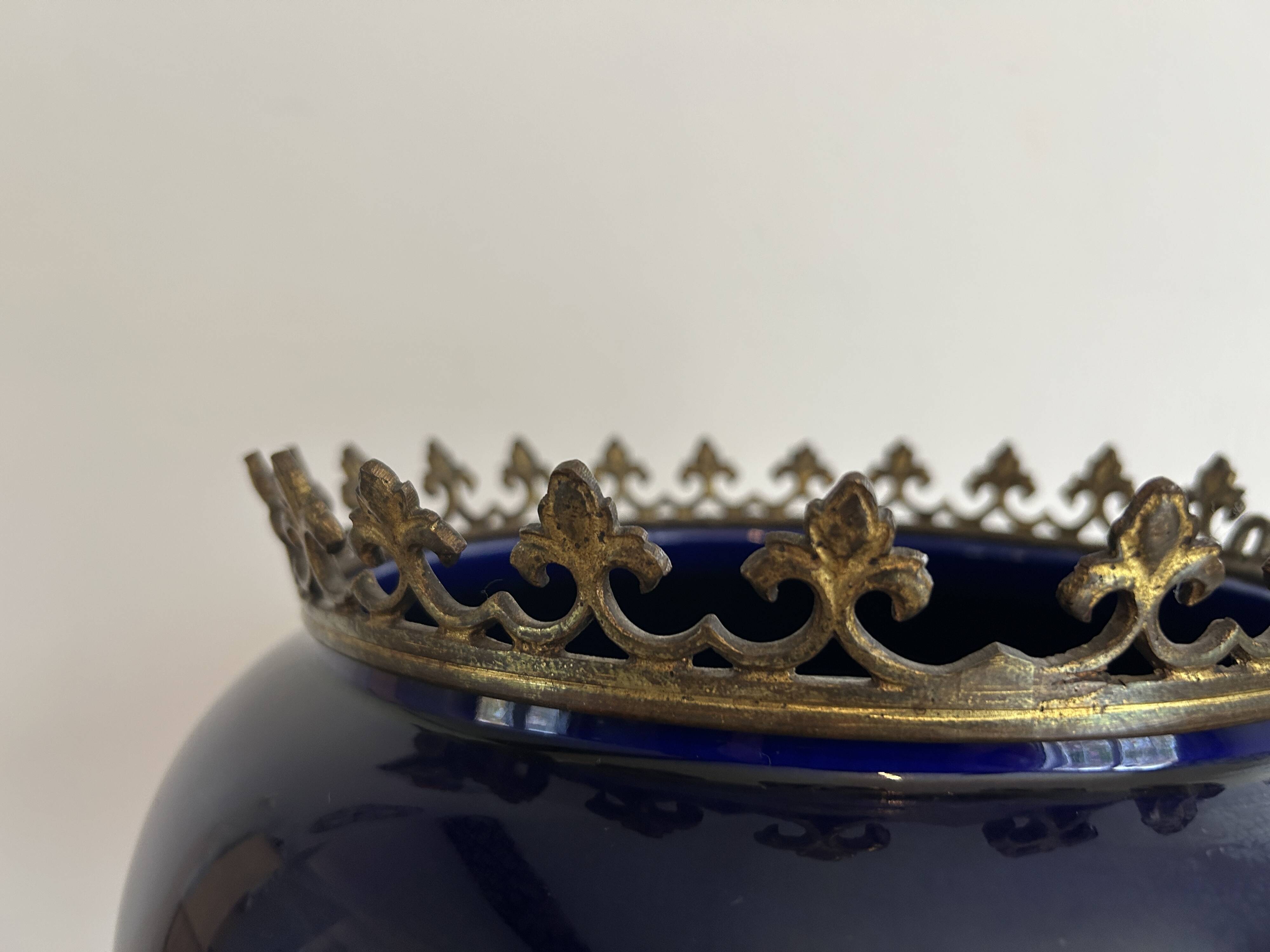 Ceramic cache-pot with bronze frame