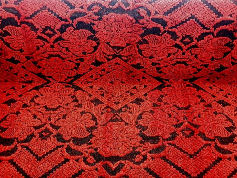 Tapis rouge fait à la main en Roumanie 155x190cm