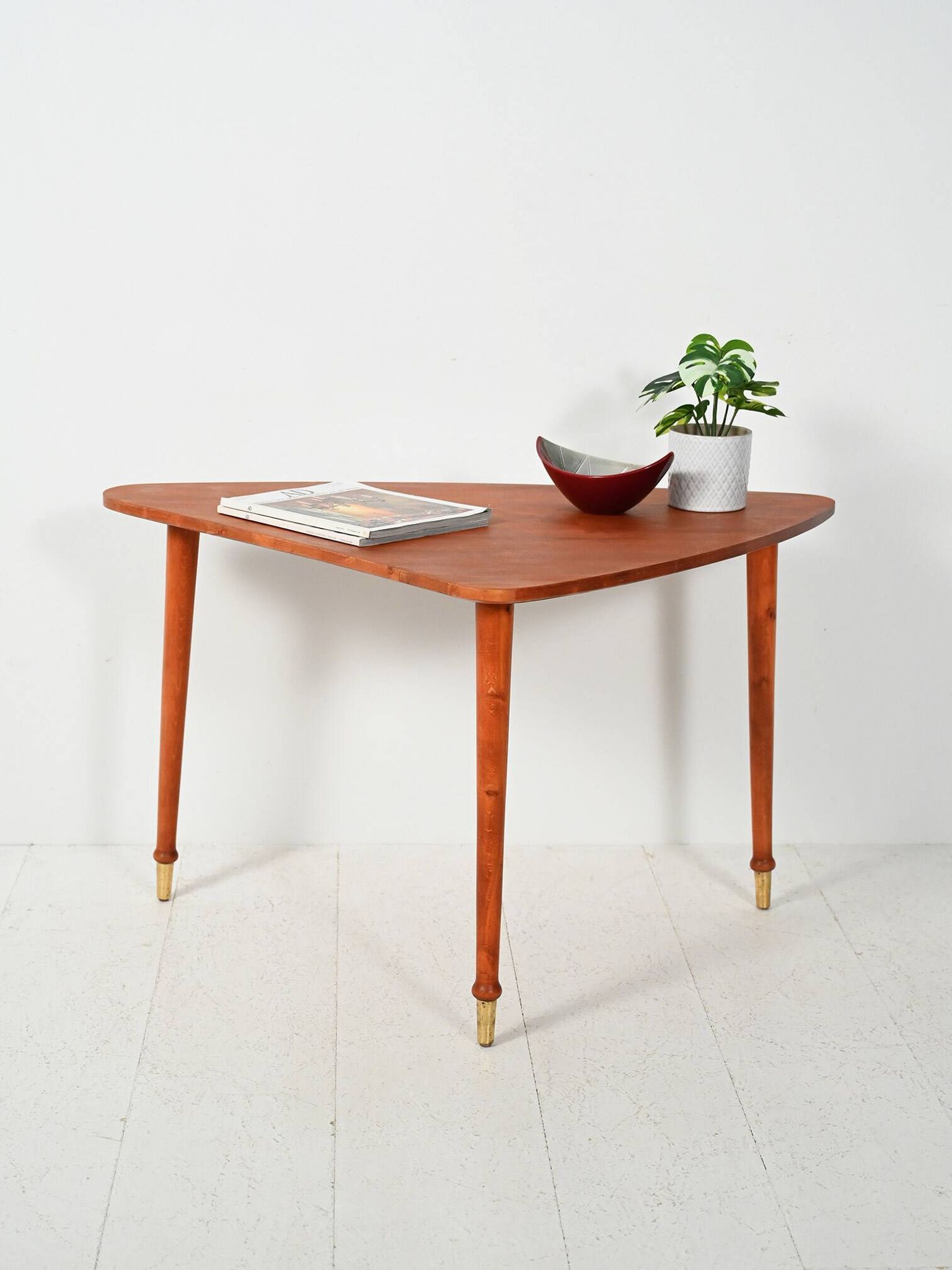 Table basse triangulaire scandinave des années soixante