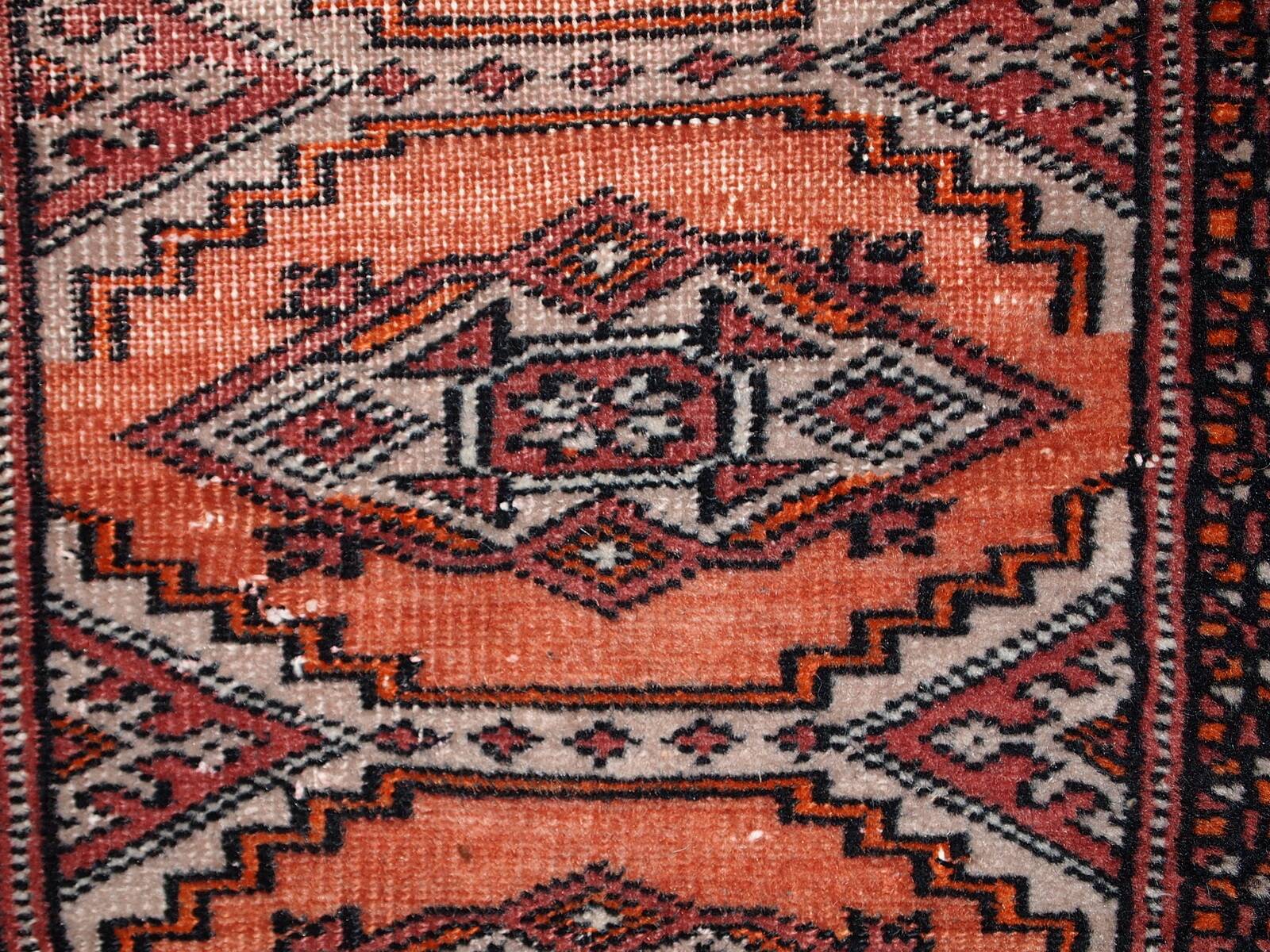 Tapis Vintage Bukhara en Laine, Années 1960, Authenticité et Tradition