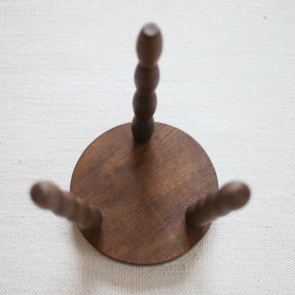 Tripod stool feet balls