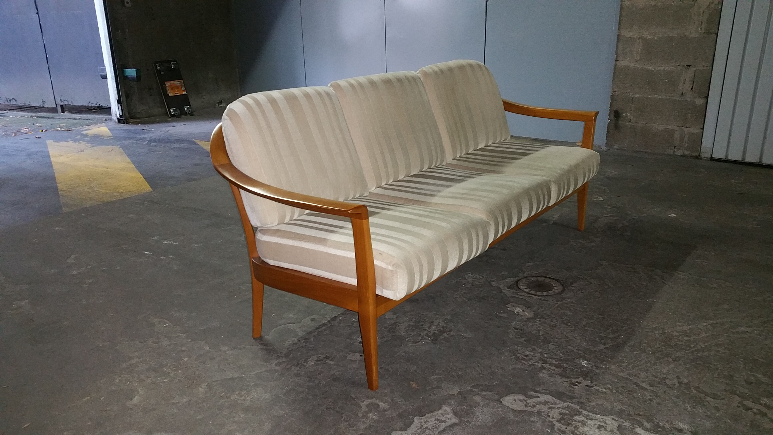 Scandinavian years 50 60 Knoll sofa