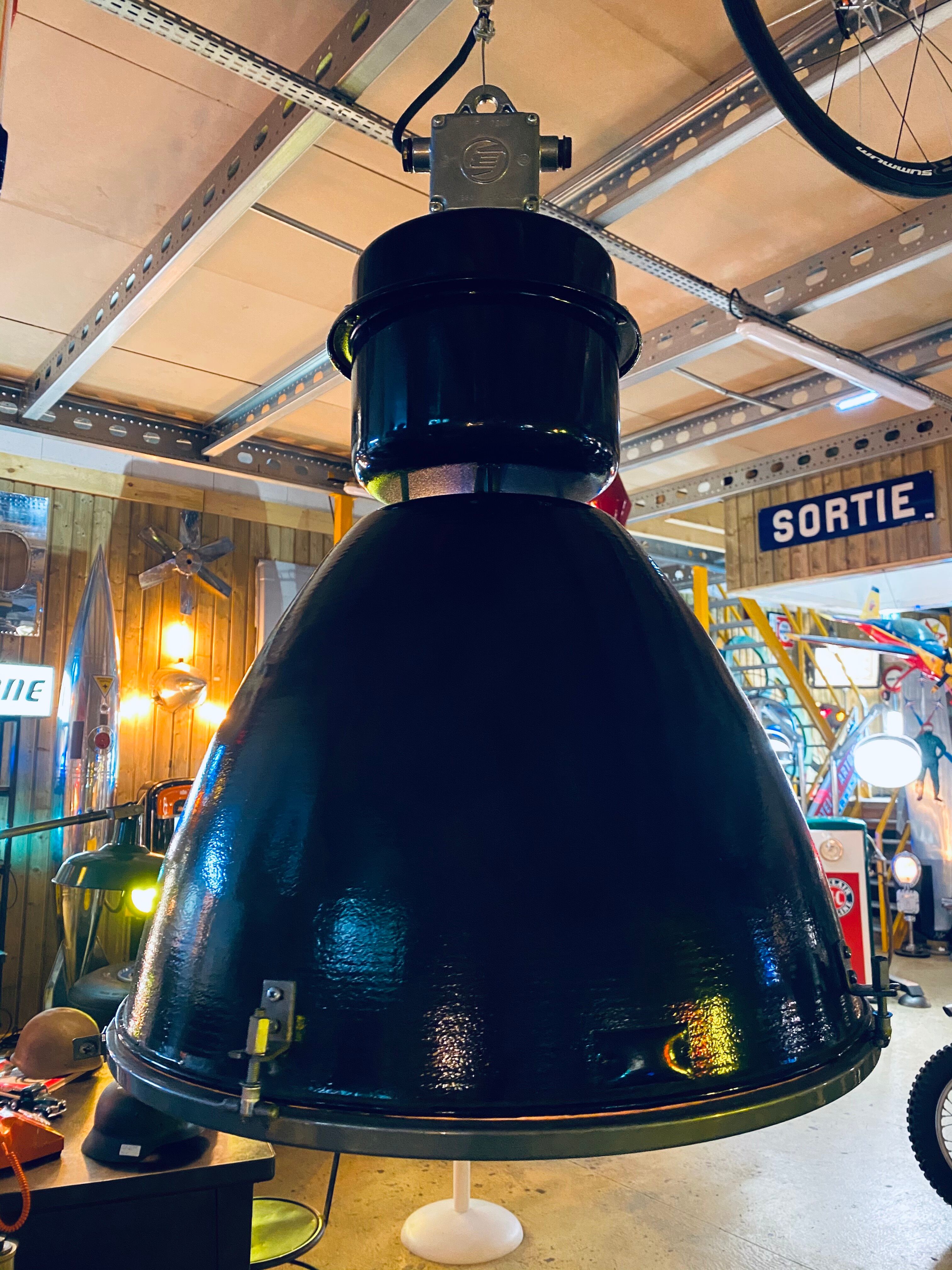 Suspension industrielle en émail