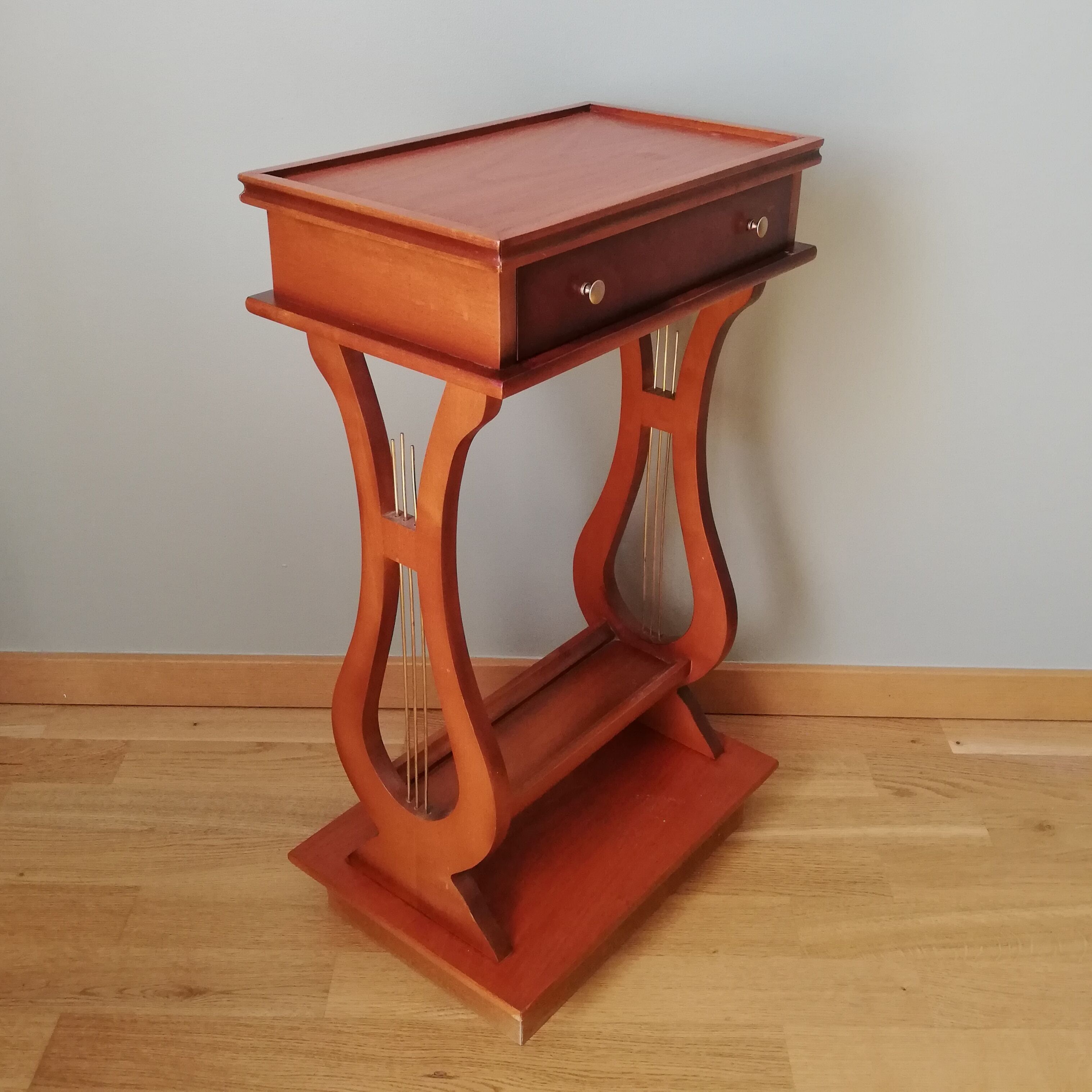 Pedestal table or English cherry saddle with lyre feet