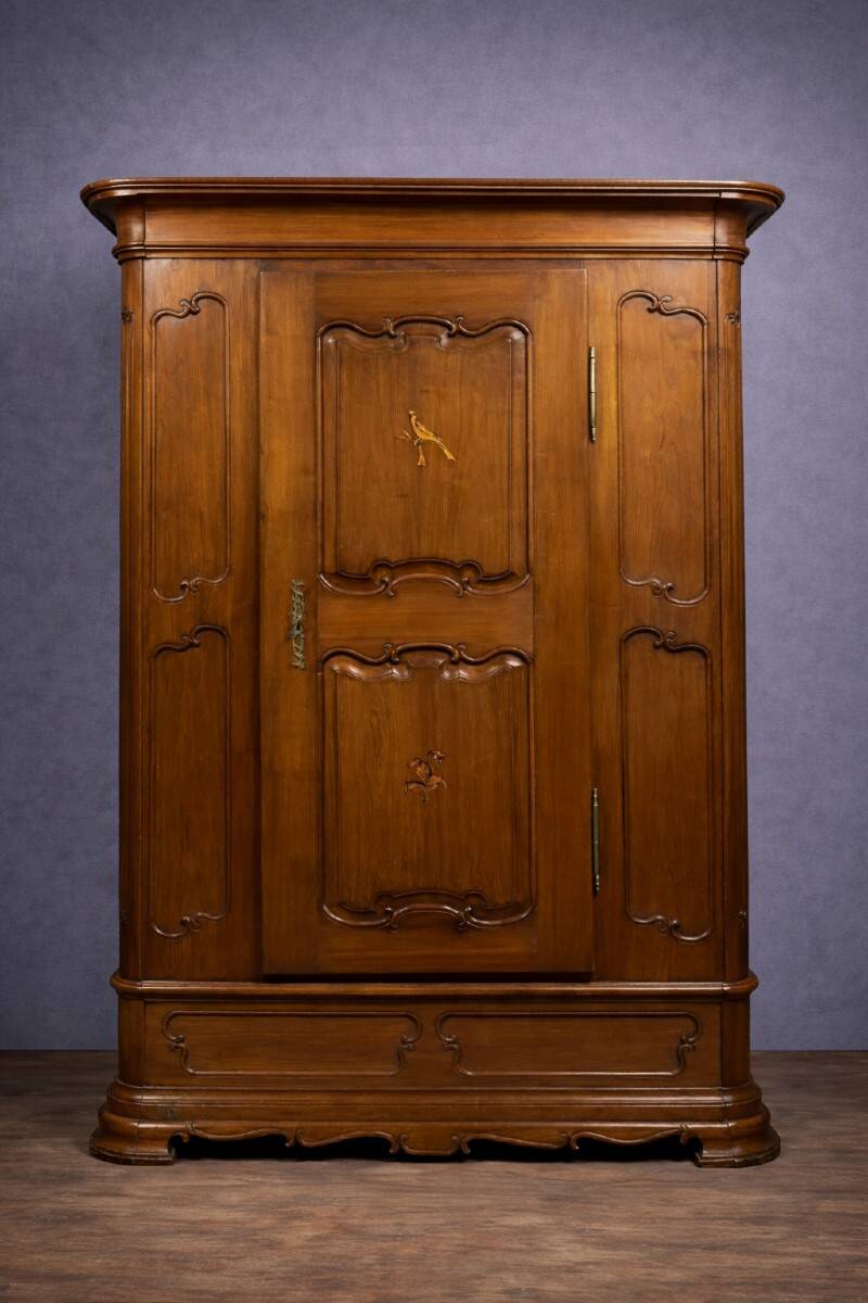 Armoire bonnetière ancienne en merisier et marquéterie – Style Louis XIV