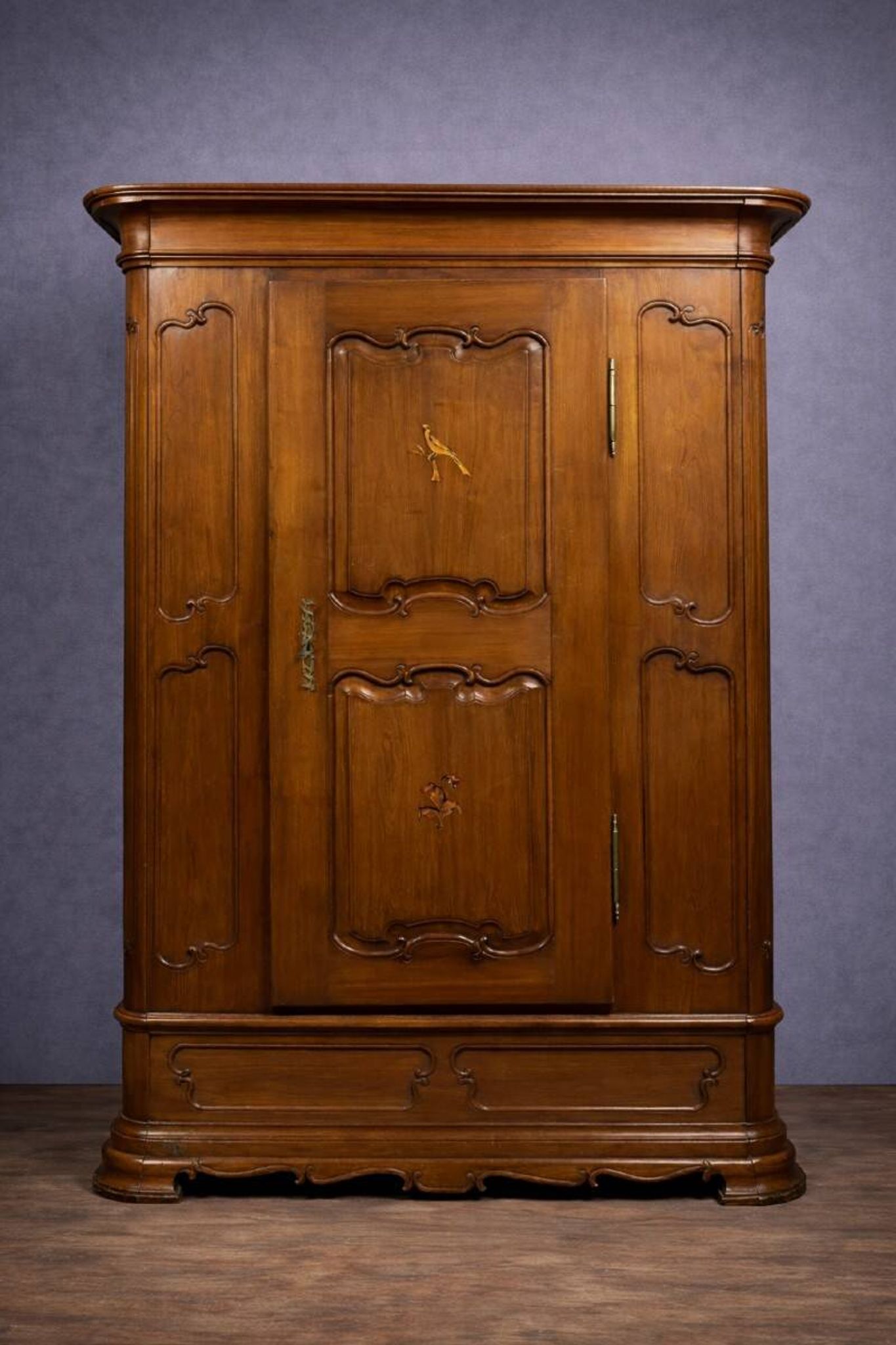 Armoire bonnetière ancienne en merisier et marquéterie – Style Louis XIV