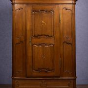 Armoire bonnetière ancienne en merisier et marquéterie – Style Louis XIV