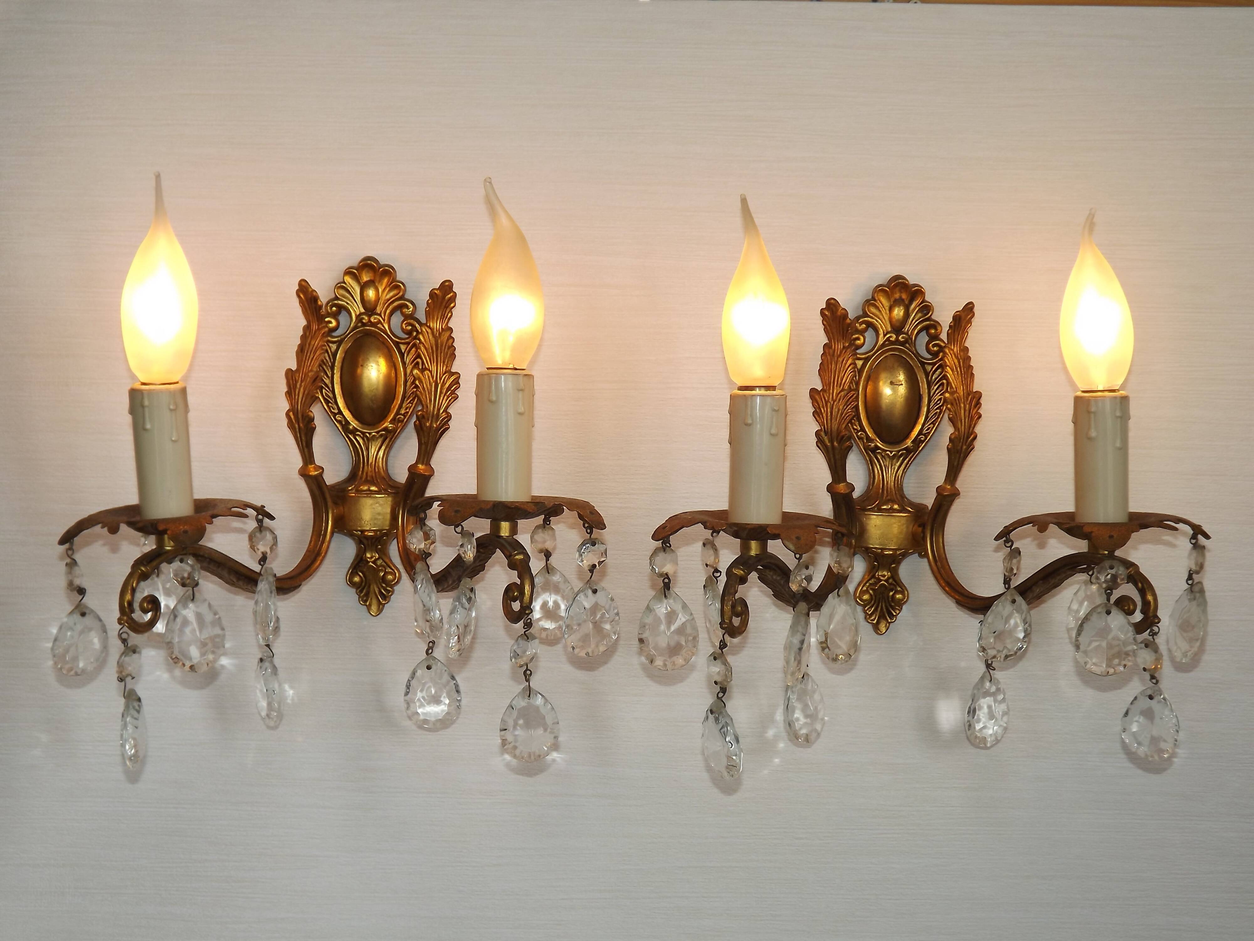 Paire de appliques murales en bronze traditionnel français avec des gouttes en cristal