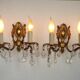 Paire de appliques murales en bronze traditionnel français avec des gouttes en cristal