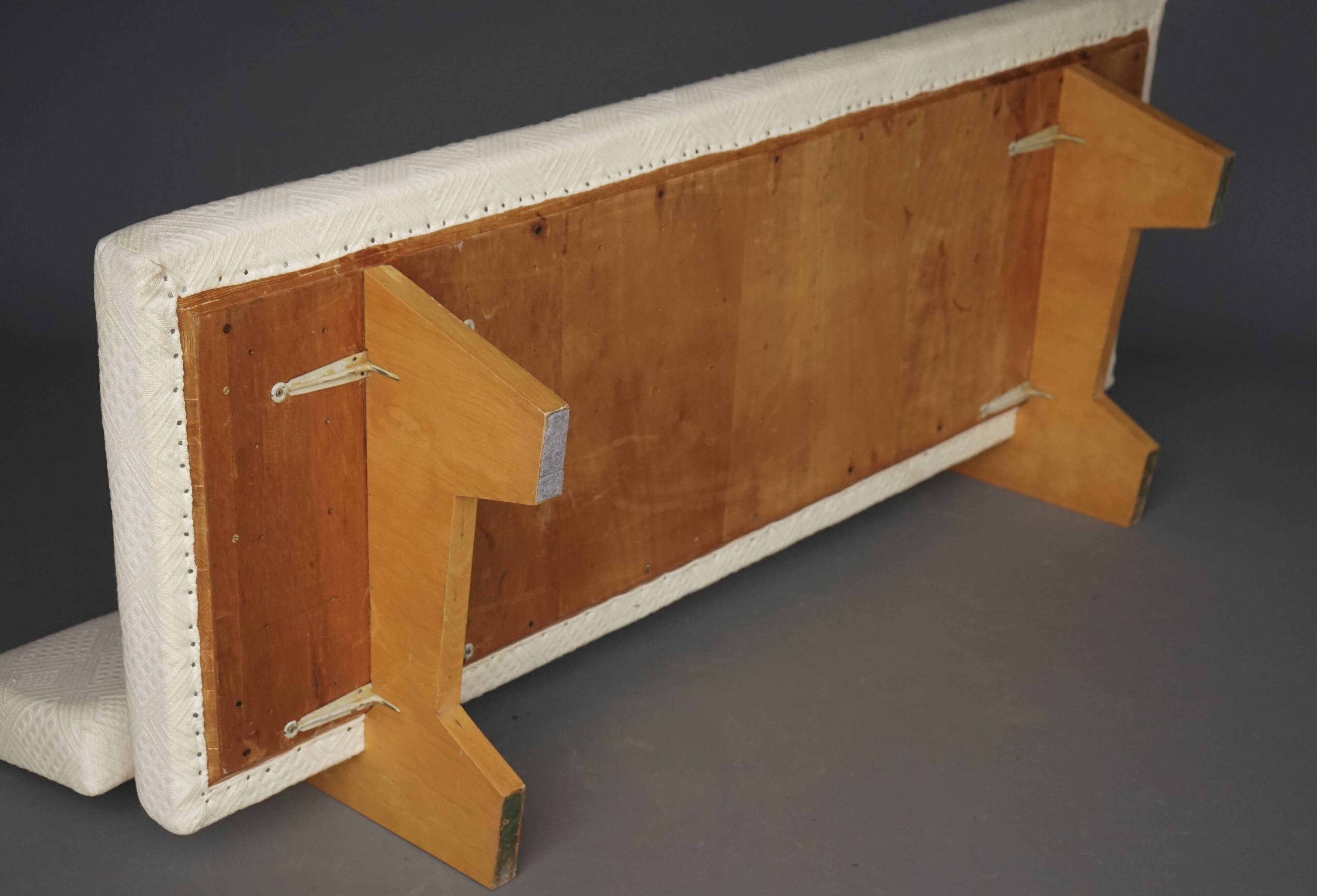 Canapé compact de style néerlandais avec base en bois. Années 1960.