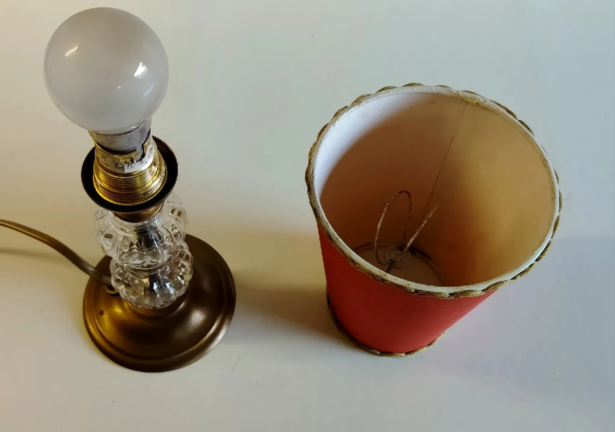 Vintage table lamp in brass and glass - mid 20th century.