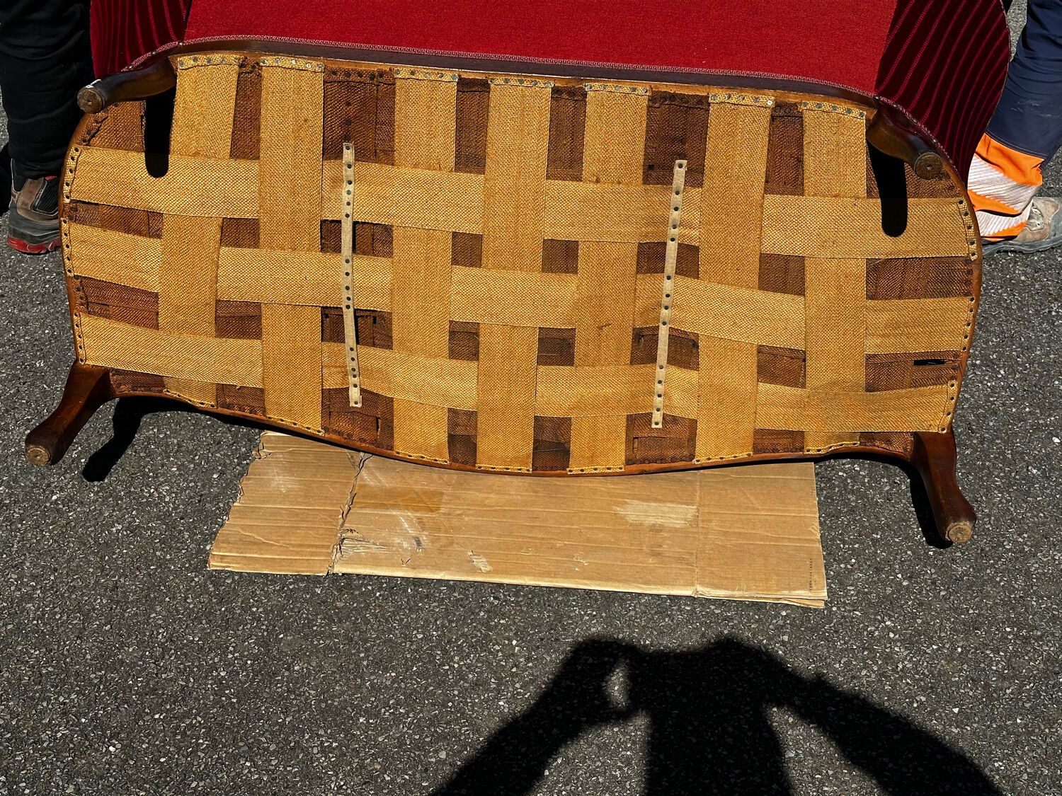 Louis XV style canapé in moulded wood – red velvet fabric – 19th century