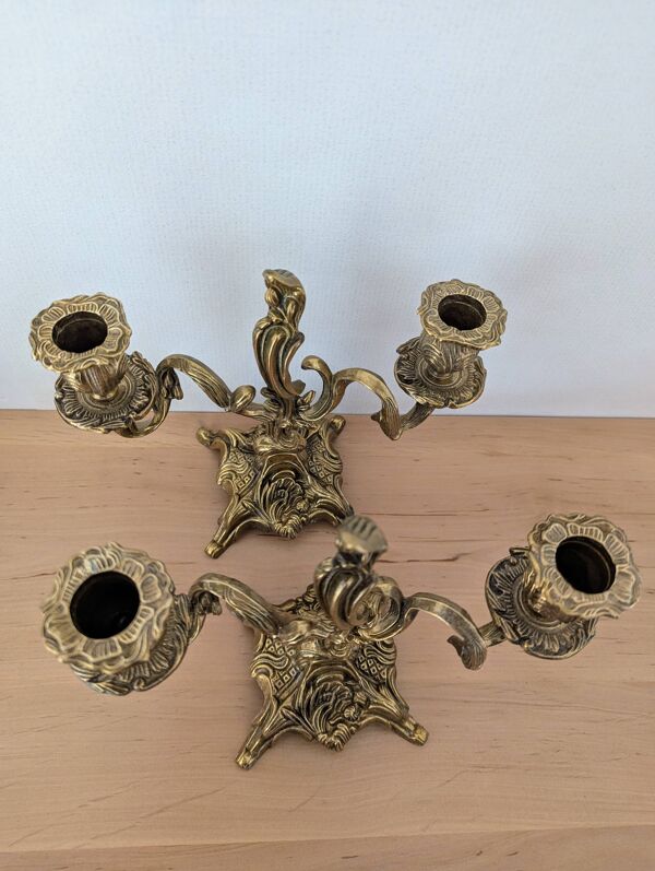 Paire de bougeoirs anciens en bronze style Louis XV rococo
