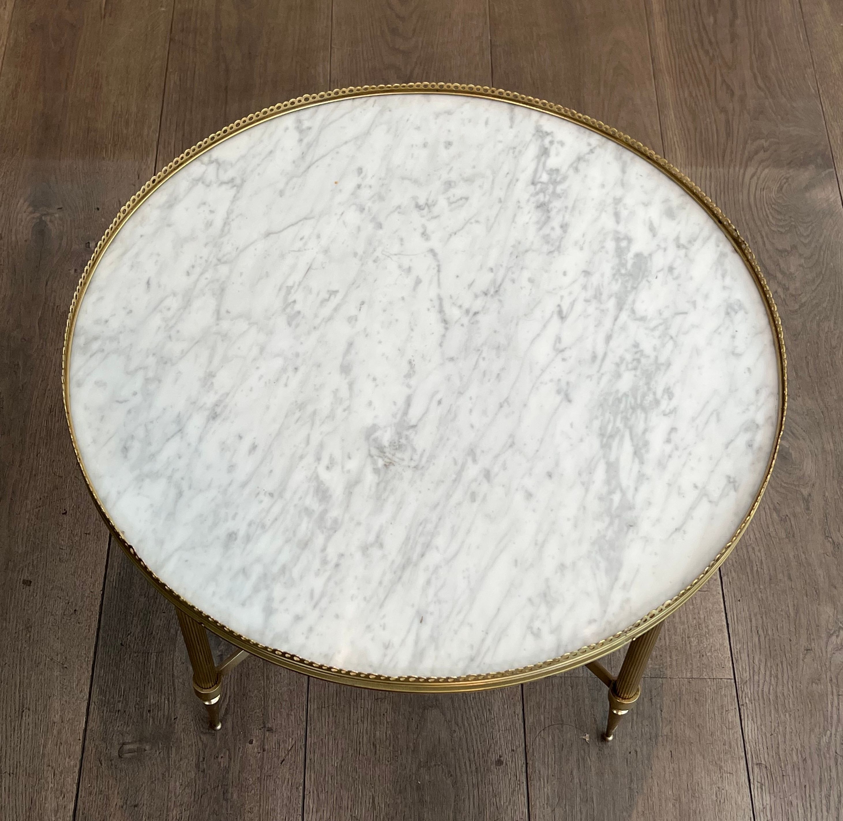 Neoclassical style round coffee table in brass with a white Carrara marble top from Jansen