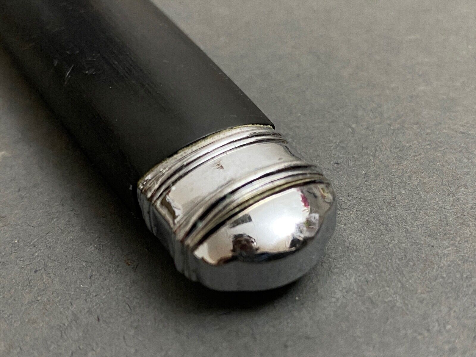 Suite de 23 couteaux kindal manche ebene ou bakelite XXe