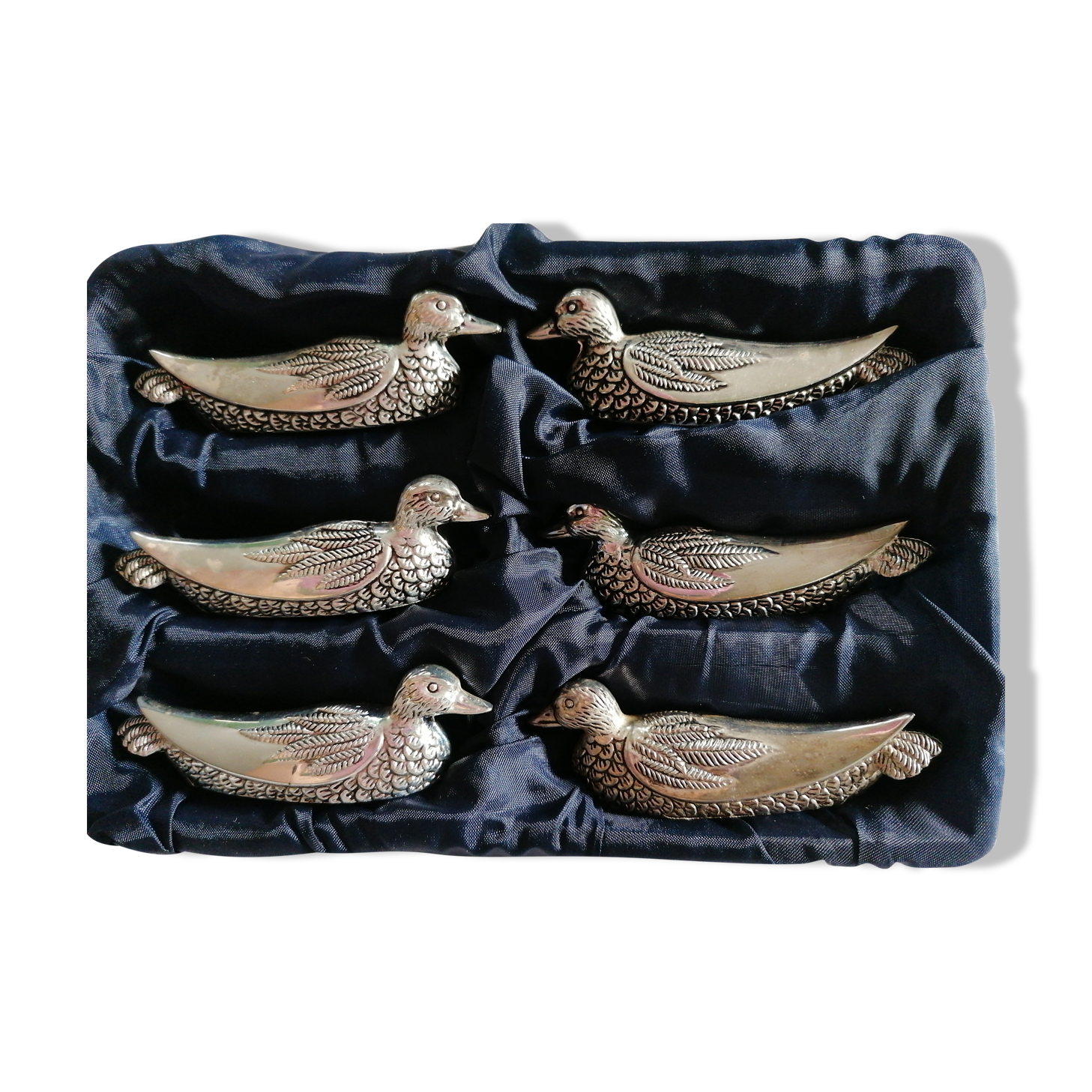 Ducks carries knives