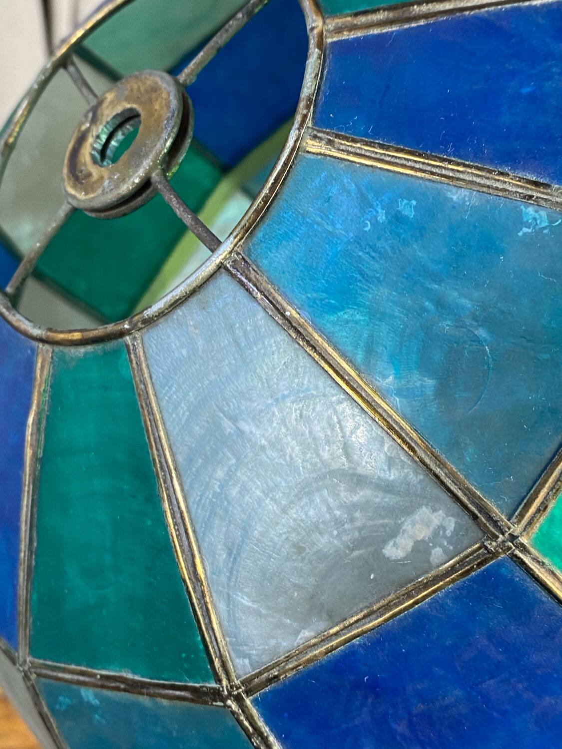 Suspension in coloured mother-of-pearl and brass