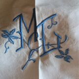 Drap ancien brodé métis fleur bleue dans la lisière 205 X 315 cm