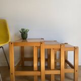 Trio de tables gigognes en pin années 80