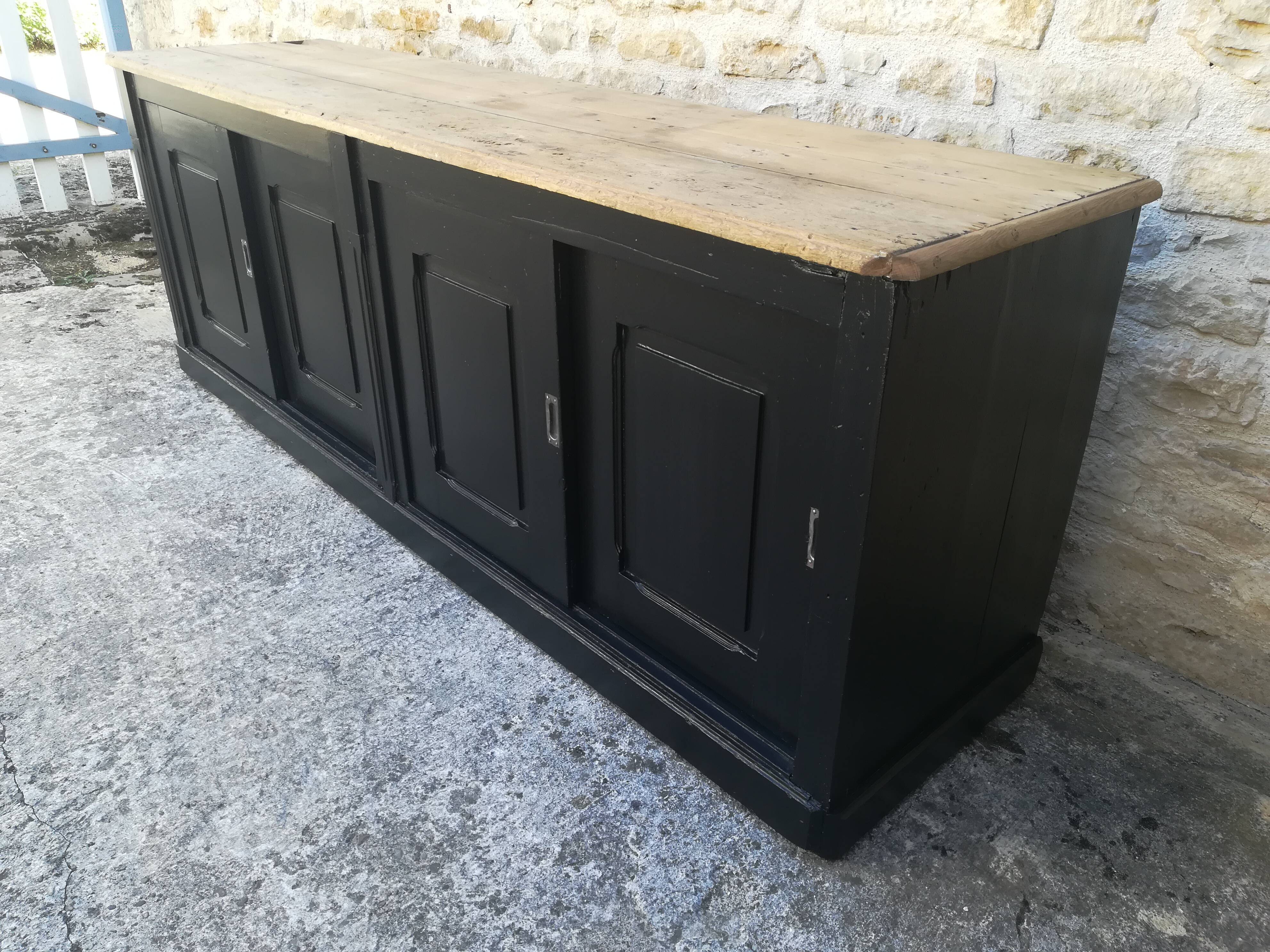 Counter 4 sliding doors